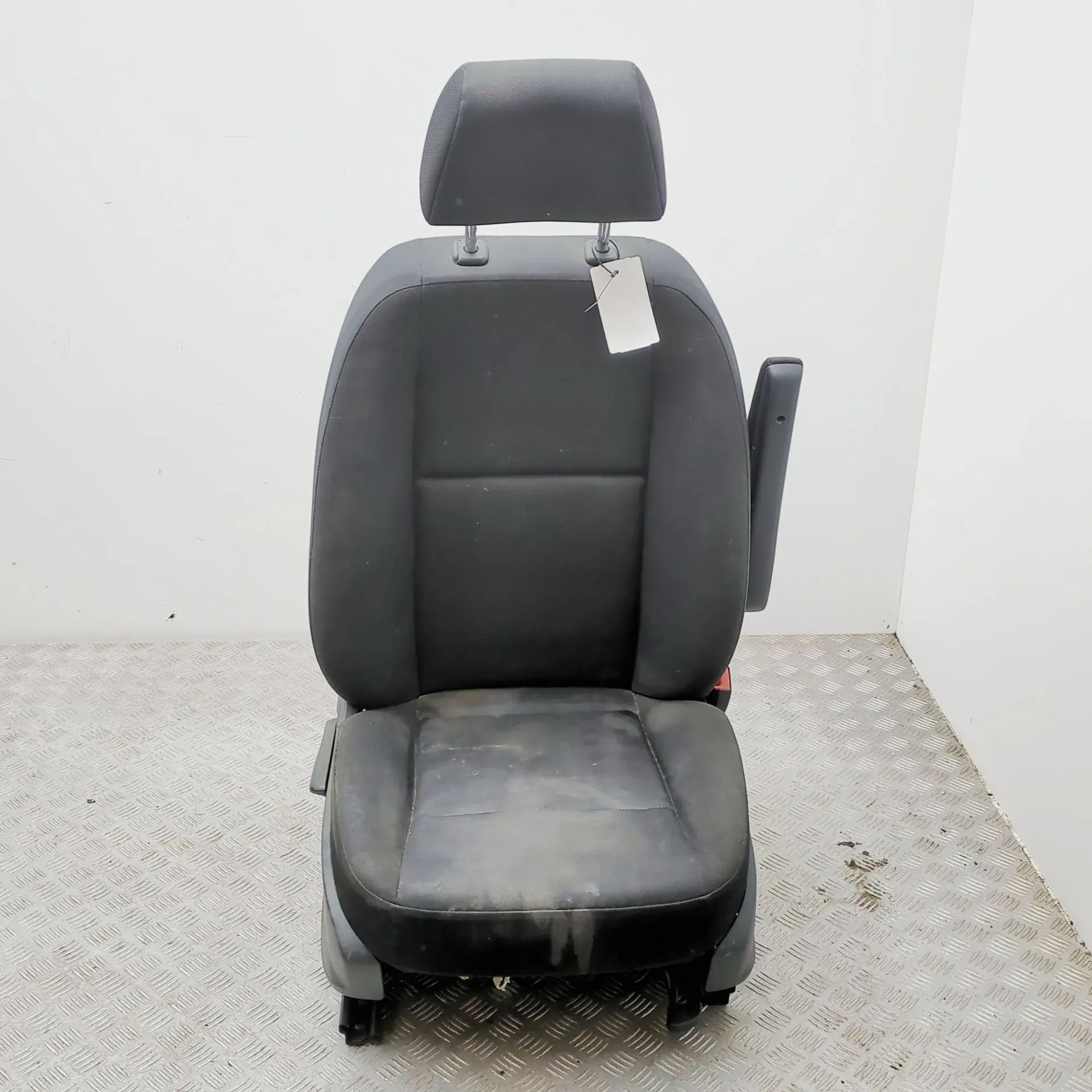 Mercedes-Benz Sprinter (W907 / W910)  Front Right Seat Front right seat — MERCEDES BENZ SPRINTER (3, 5...