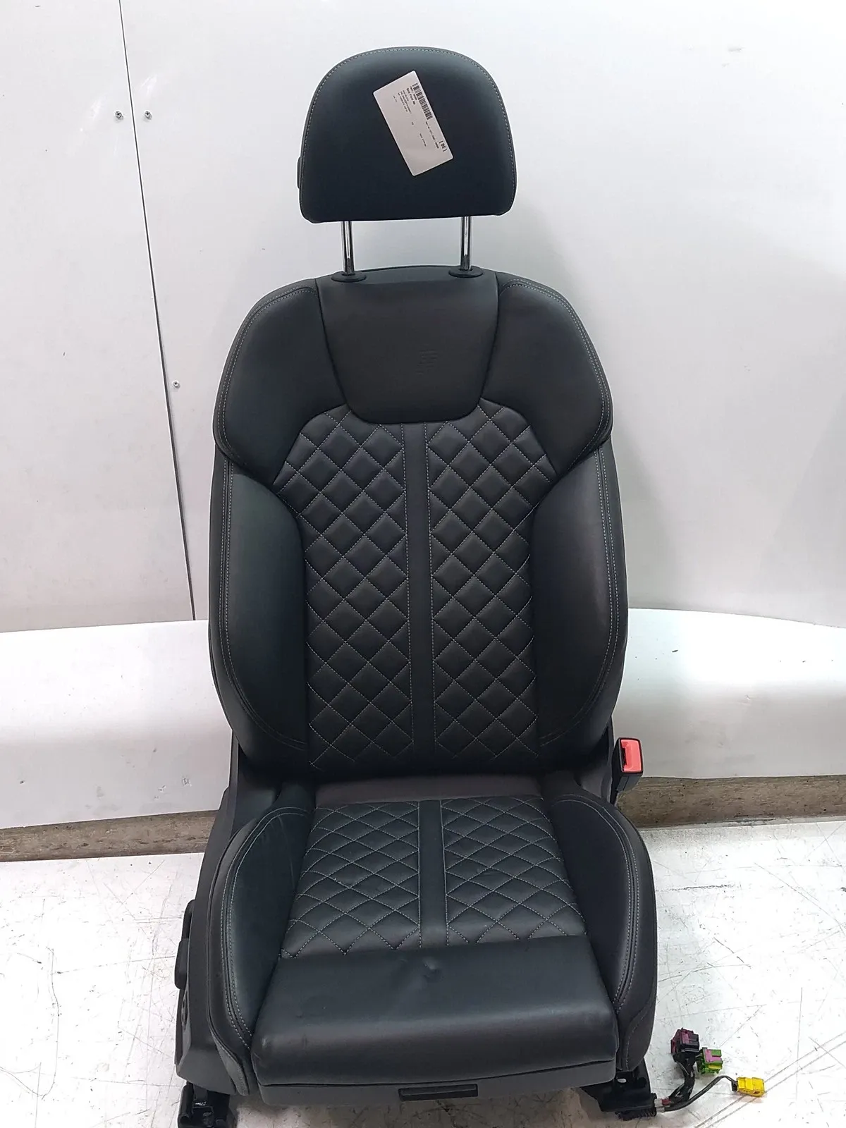 Audi Q5 (FY) sisustus Front right seat — AUDI Q5 (FYB, FYG, FYT) (201...