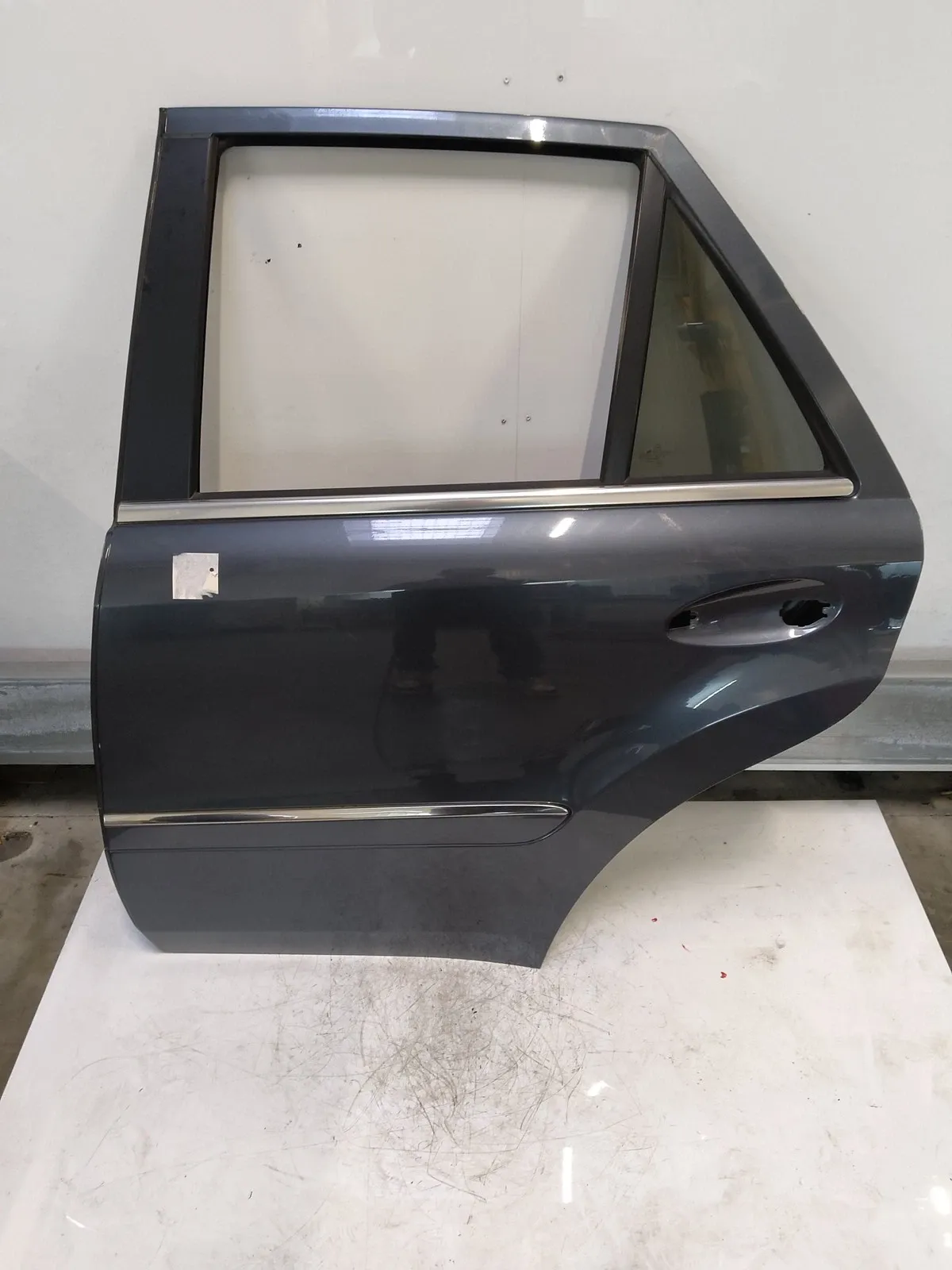 Mercedes-Benz ML (W164) Doors Door — rear left — MERCEDES-BENZ M-CLASS ML 300...