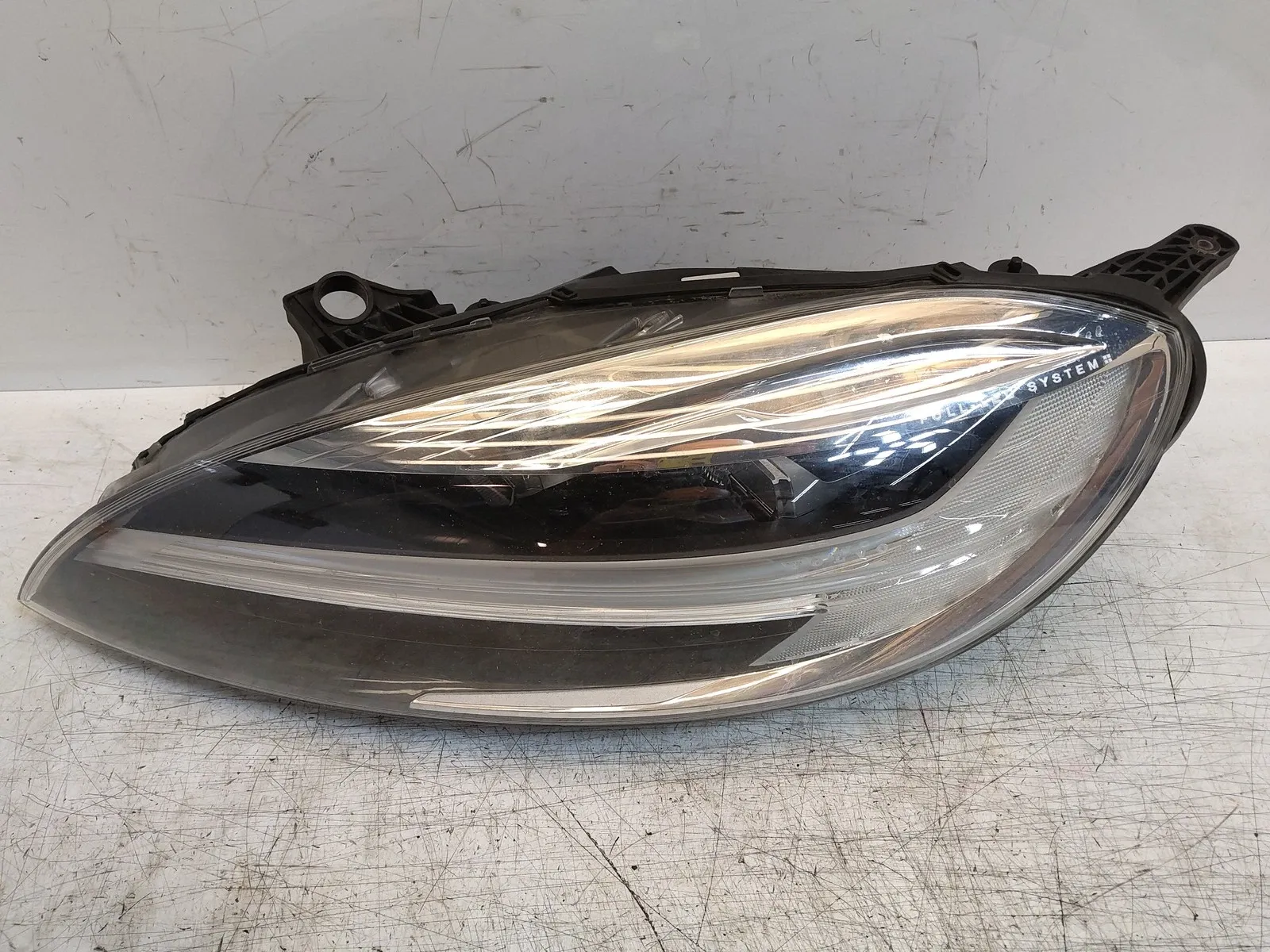 Volvo V40 front lights Left headlight — VOLVO V40 (2012-2019) — 316770...