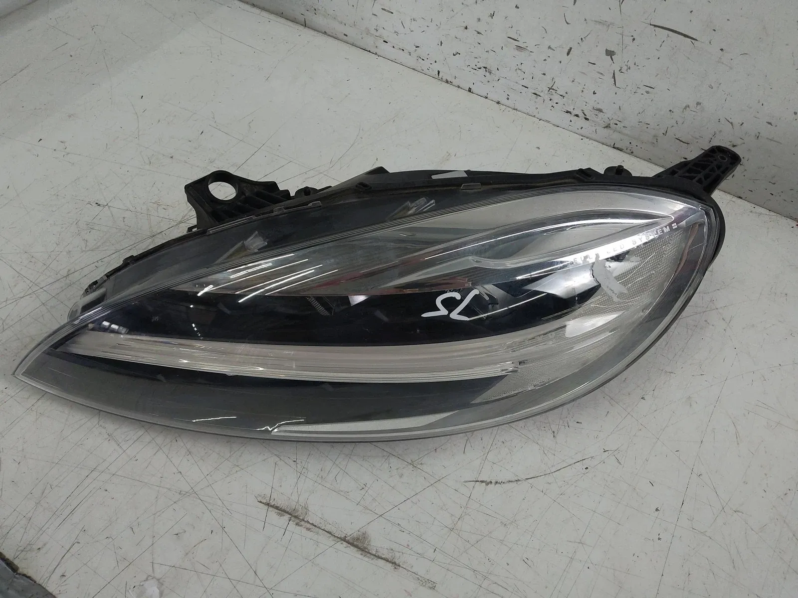 Volvo V40 front lights Left headlight — VOLVO V40 (2012-2019) — 316770...