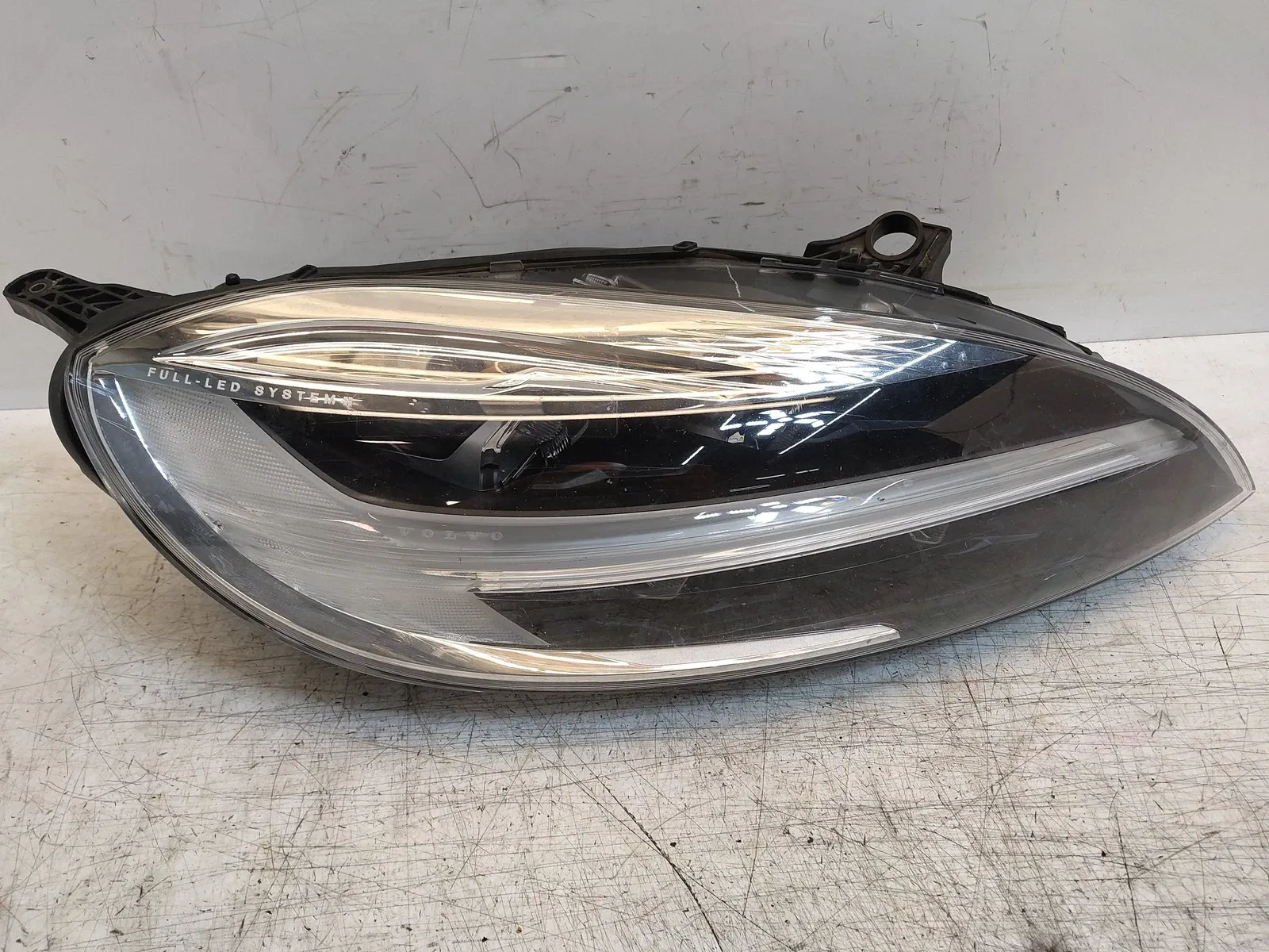 Volvo V40 front lights Right headlight — VOLVO V40 (2012-2019) — 31677...