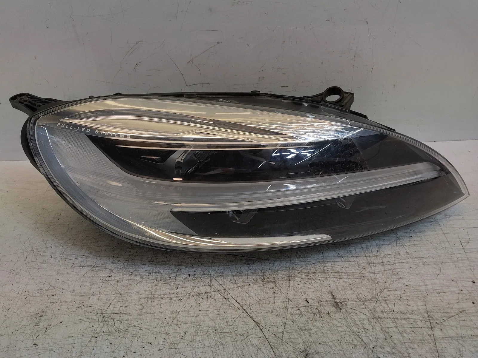 Volvo V40 front lights Right headlight — VOLVO V40 (2012-2019) — 31677...