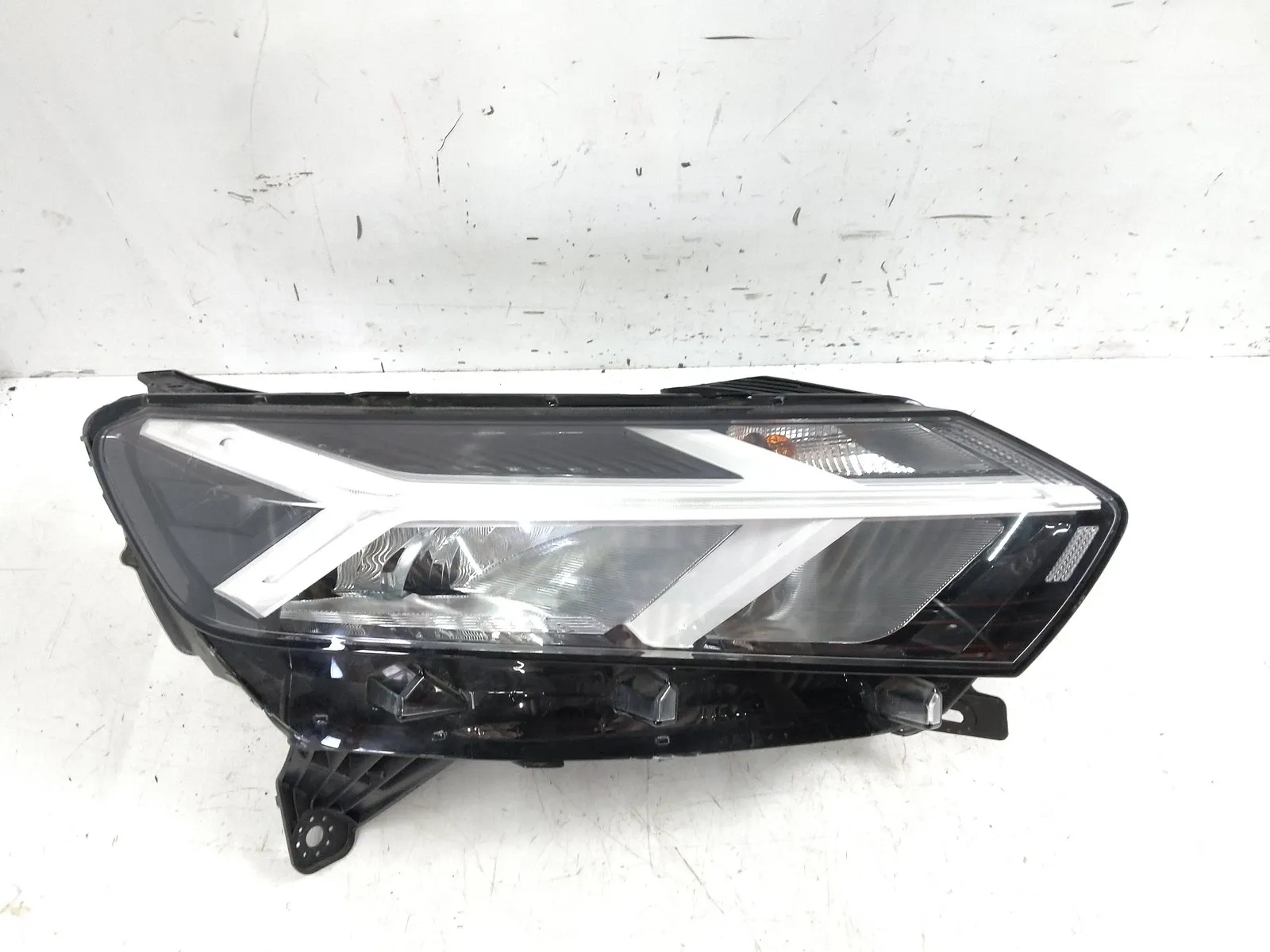 Dacia Sandero front lights Front Right Headlight — DACIA SANDERO (2021-PRE...