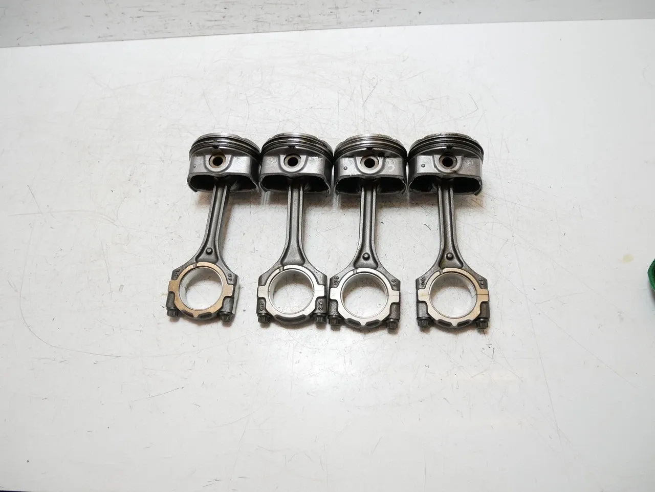 Hyundai Tucson Engine parts 4 × Piston with connecting rod — HYUNDAI TUCSON...