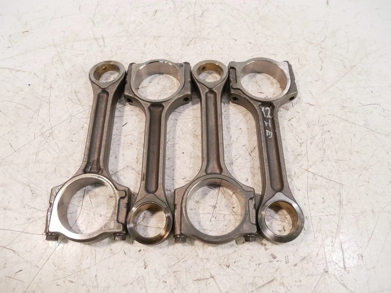 Nissan Navara (D23) Engine parts 4 × Connecting rod — NISSAN NAVARA NP300 PICK-U...
