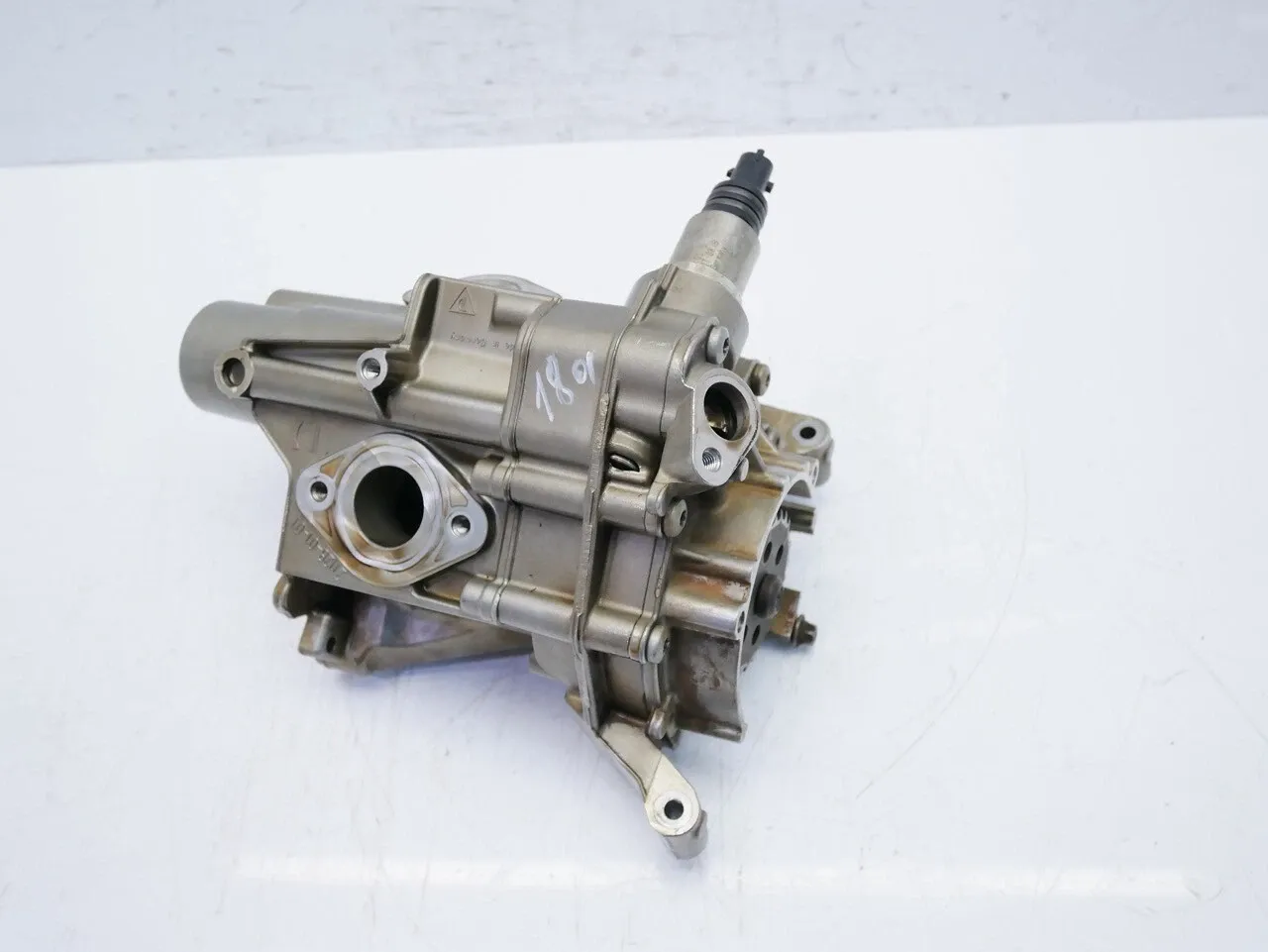 Porsche Cayenne Engine parts Oil pump — PORSCHE CAYENNE (2007-2010) — 948107...