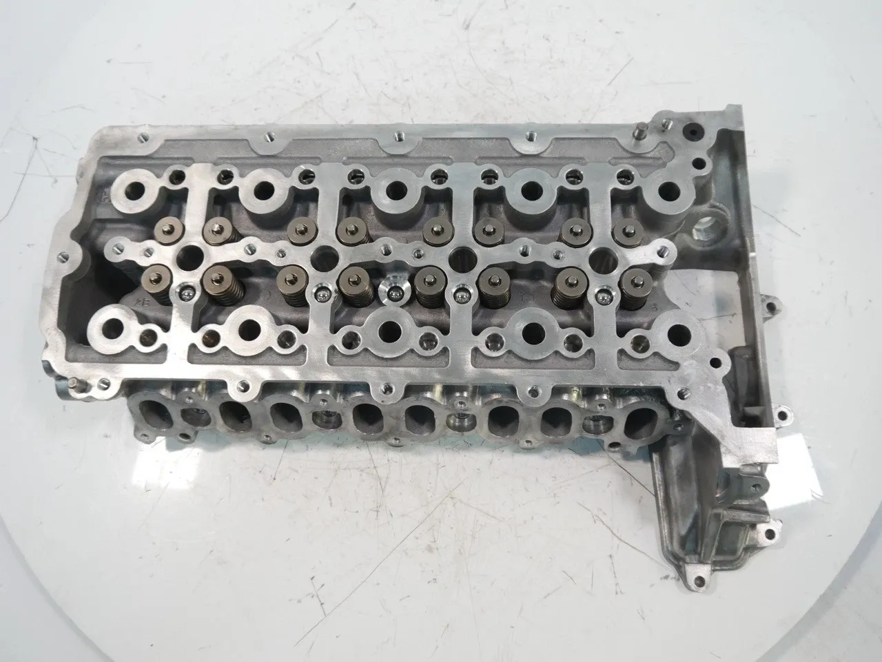 Land Rover Range Rover Evoque Engine parts Cylinder head — LAND ROVER EVOQUE I (L538) (201...