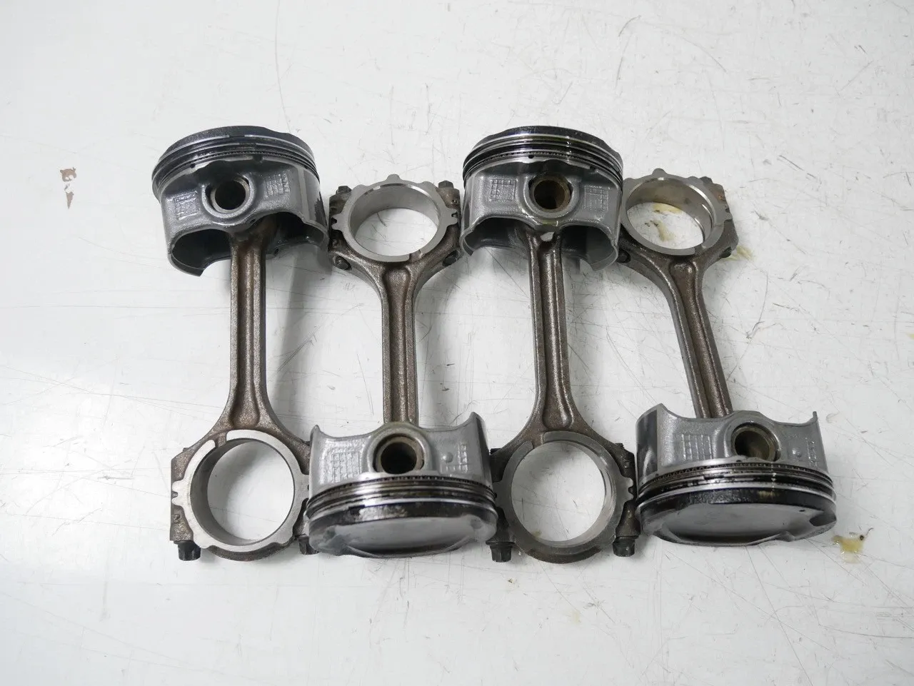 Hyundai i10 Engine parts 4 × Piston with connecting rod — HYUNDAI I10 I1...