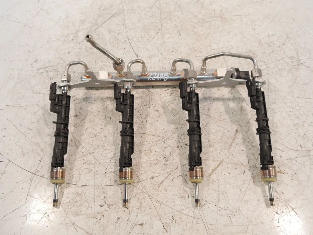 Land Rover Range Rover (L460) Fuel system Fuel rail — LAND ROVER RANGE ROVER X7 (2021-PRE...
