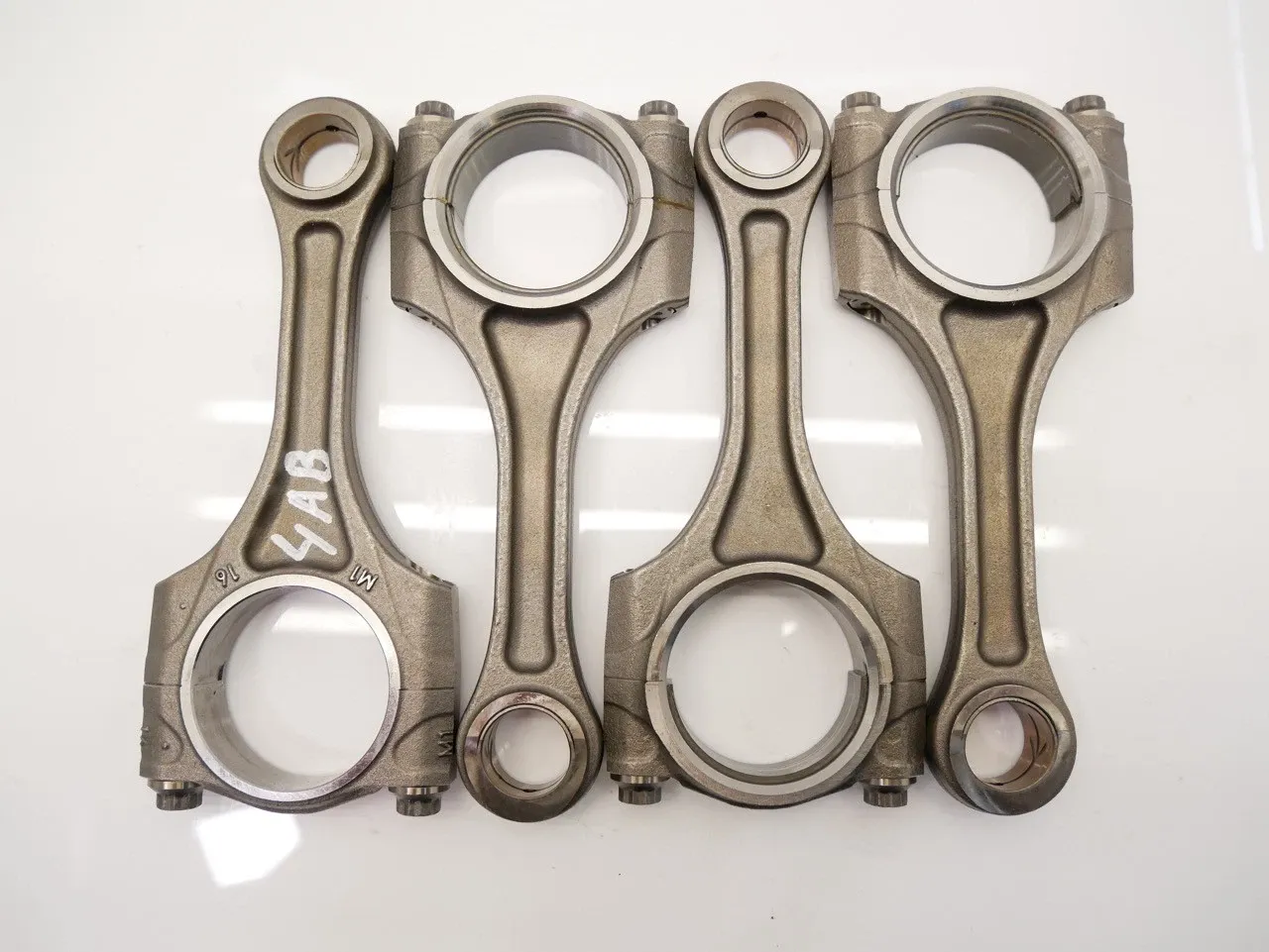 Alfa-Romeo Giulia (952) Engine parts 4 × Connecting rod — ALFA ROMEO GUILIA 952 (201...