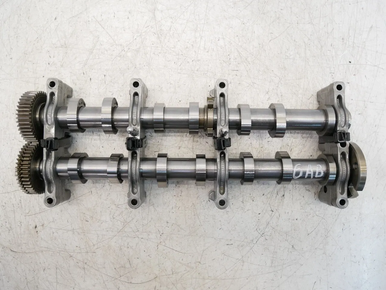 Audi A7 (4G) Engine parts Camshaft — AUDI A7 (4G) — Nockenwellengehäuse 0...