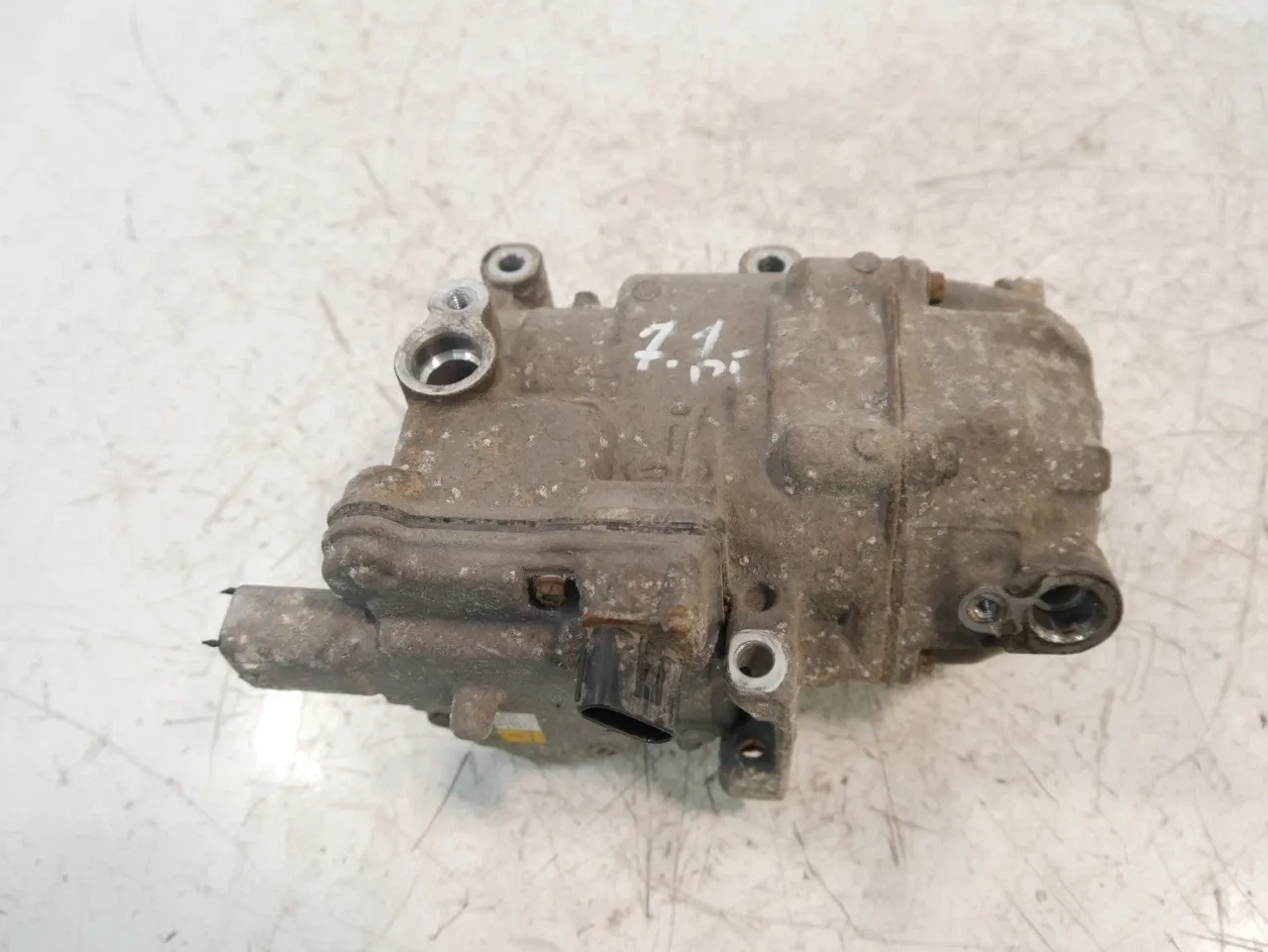 Toyota Auris Air conditioning system Air conditioning compressor — TOYOTA AURIS (E18...