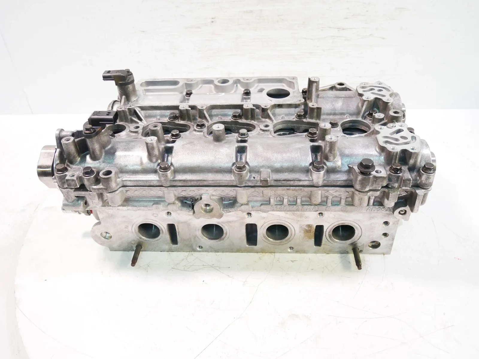 Volvo V40 Engine parts Cylinder head — VOLVO V40 (2012-2019) — 3140112...