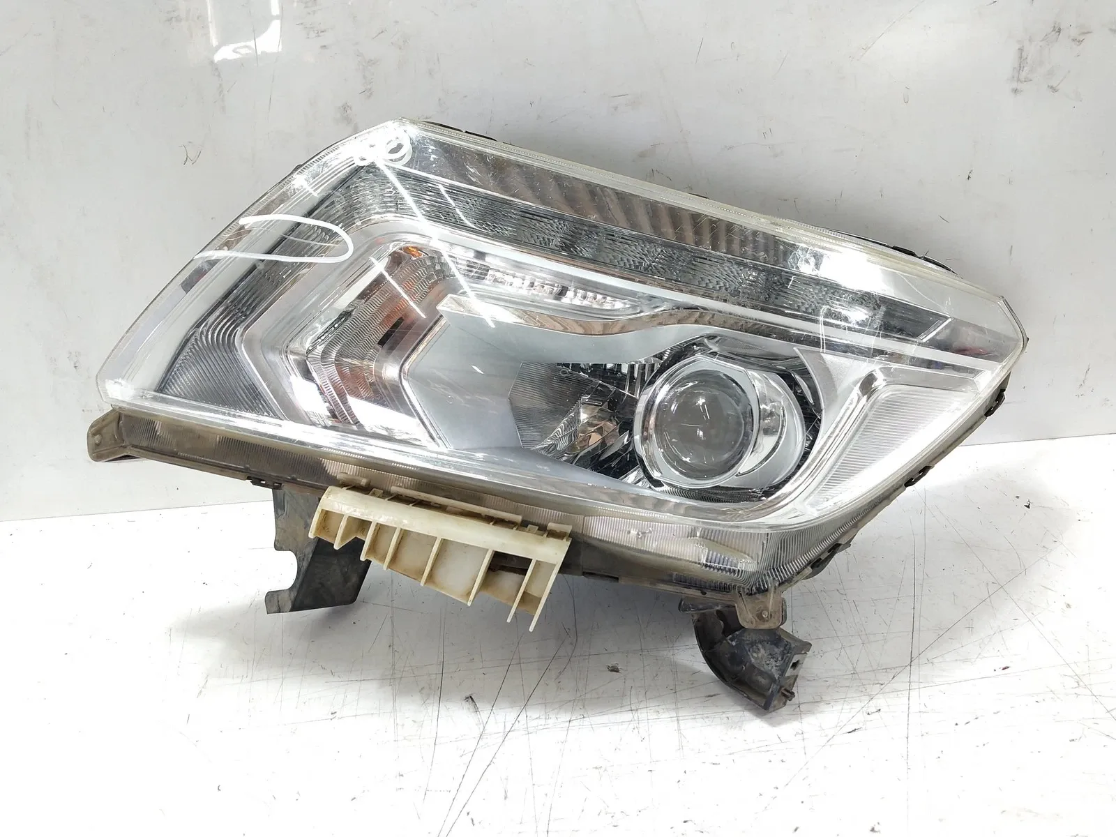 Nissan Navara (D23) front lights Left headlight — NISSAN NAVARA NP300 D23 (2015-...
