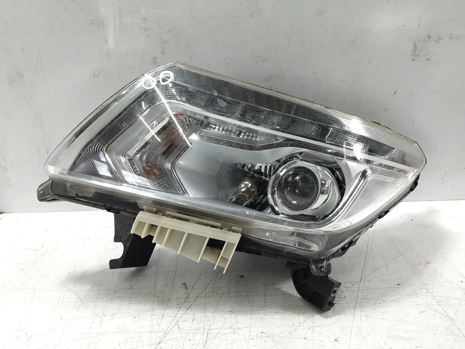 Nissan Navara (D23) front lights Left headlight — NISSAN NAVARA NP300 D23 (2015-...