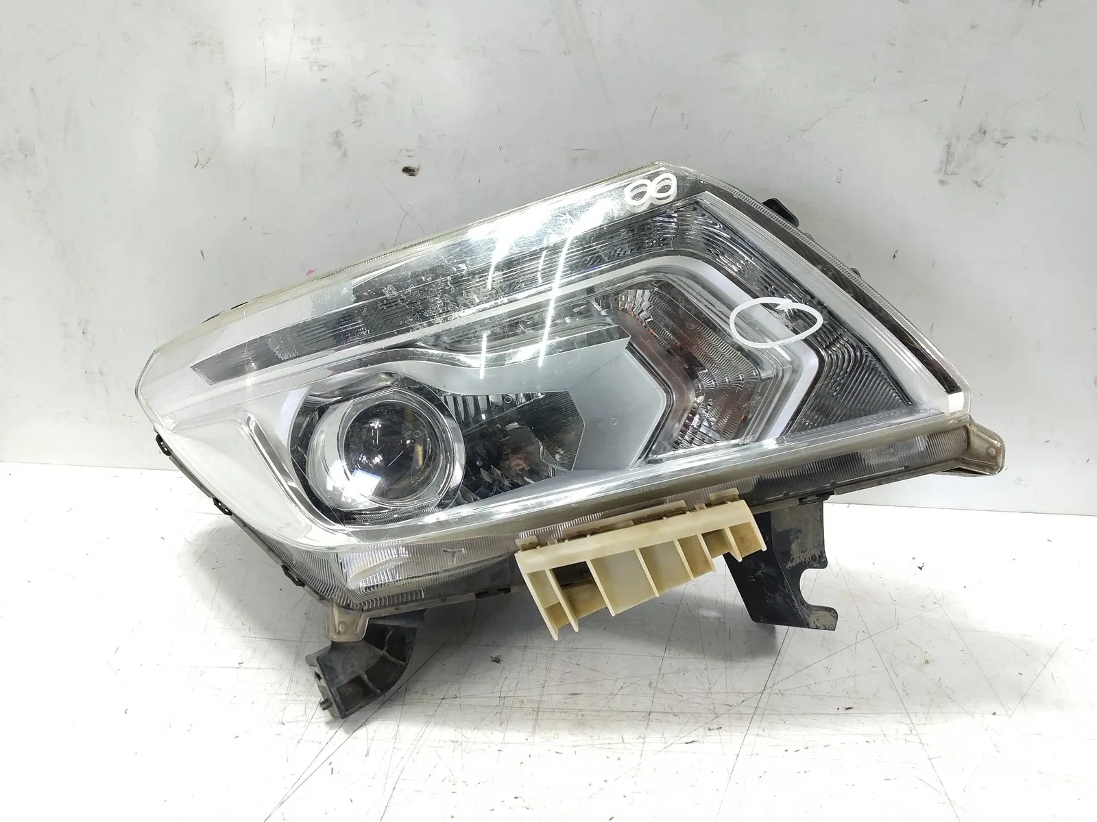 Nissan Navara (D23) front lights Right headlight — NISSAN NAVARA NP300 D23 (2015...