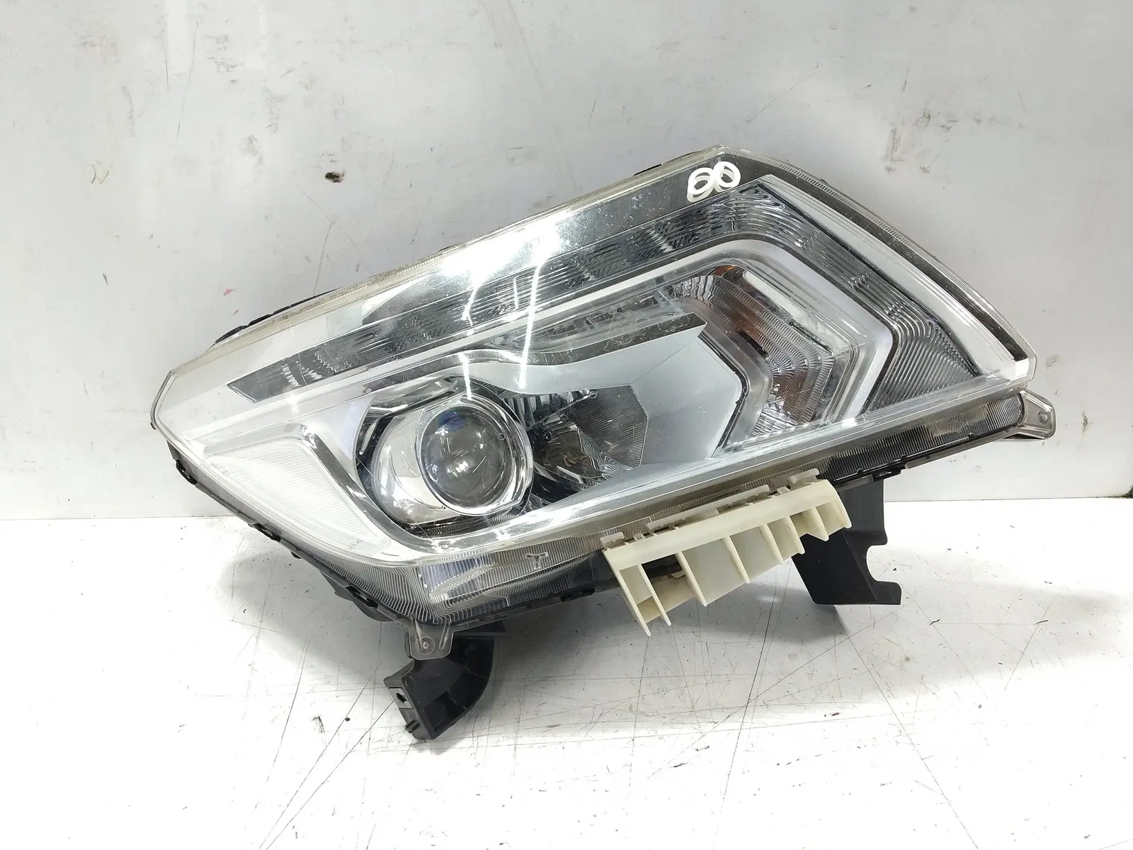 Nissan Navara (D23) front lights Right headlight — NISSAN NAVARA NP300 D23 (2015...