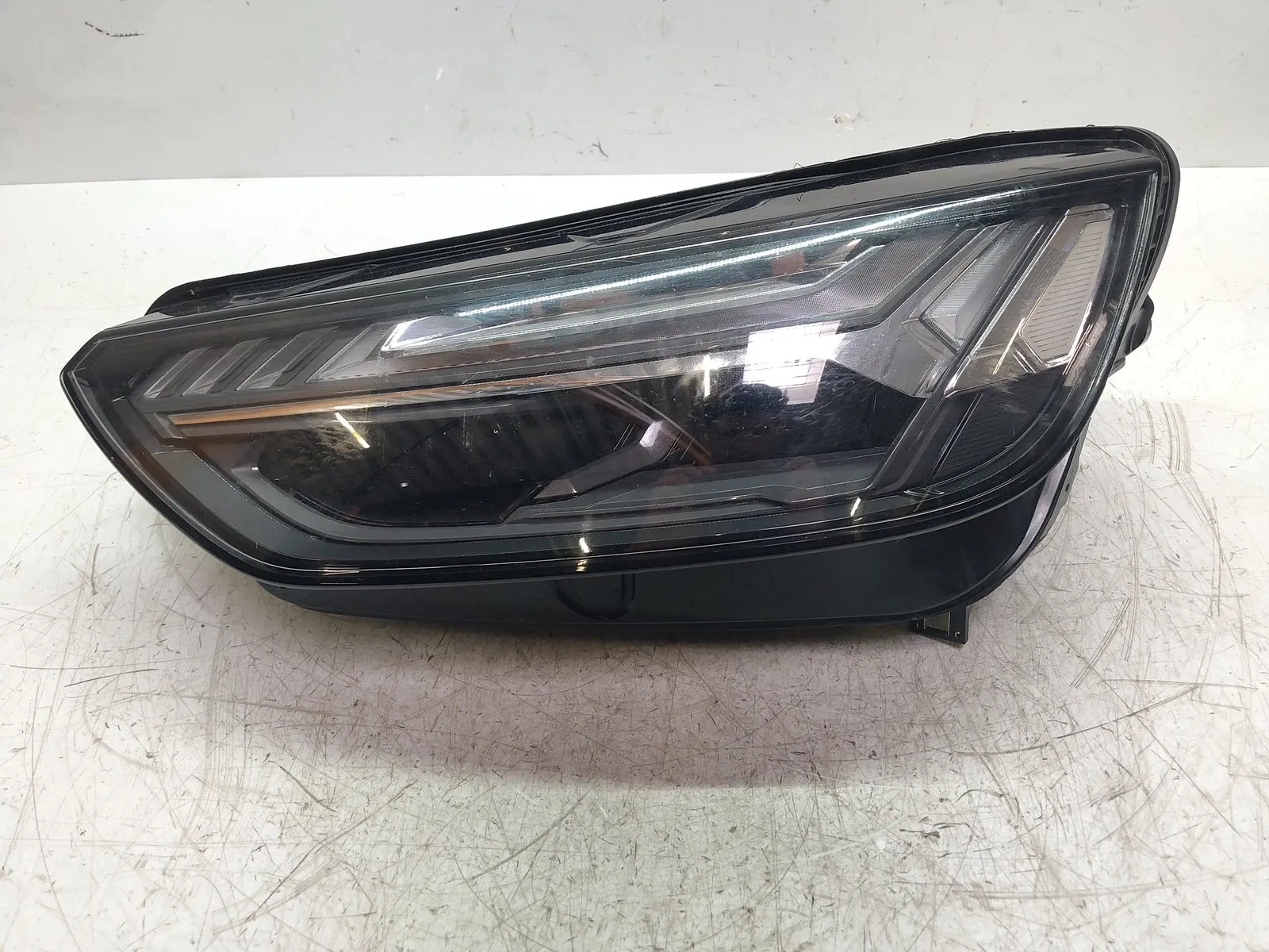 Audi Q5 (FY) front lights Left headlight — AUDI Q5 (FYB, FYG, FYT) (2016-...