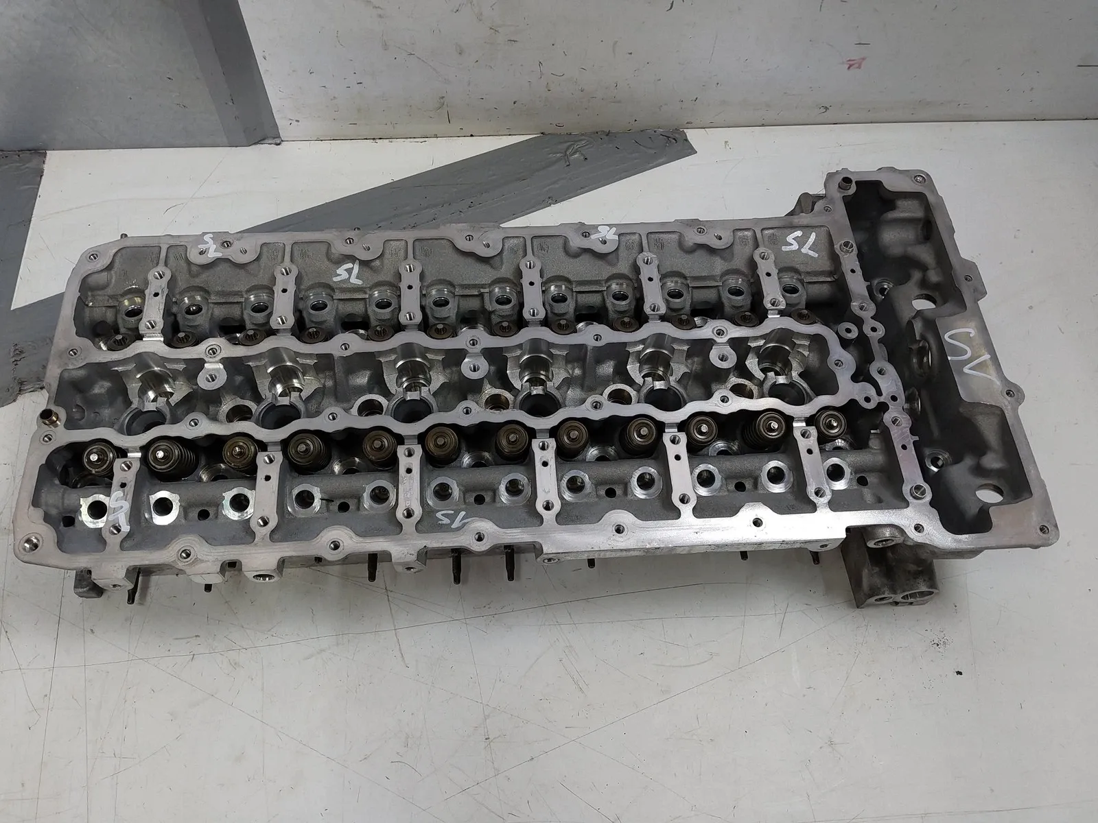 BMW 5 (E60 / E61) Engine parts Cylinder head — BMW 5 SERIES (E60, E61) (2003-2...