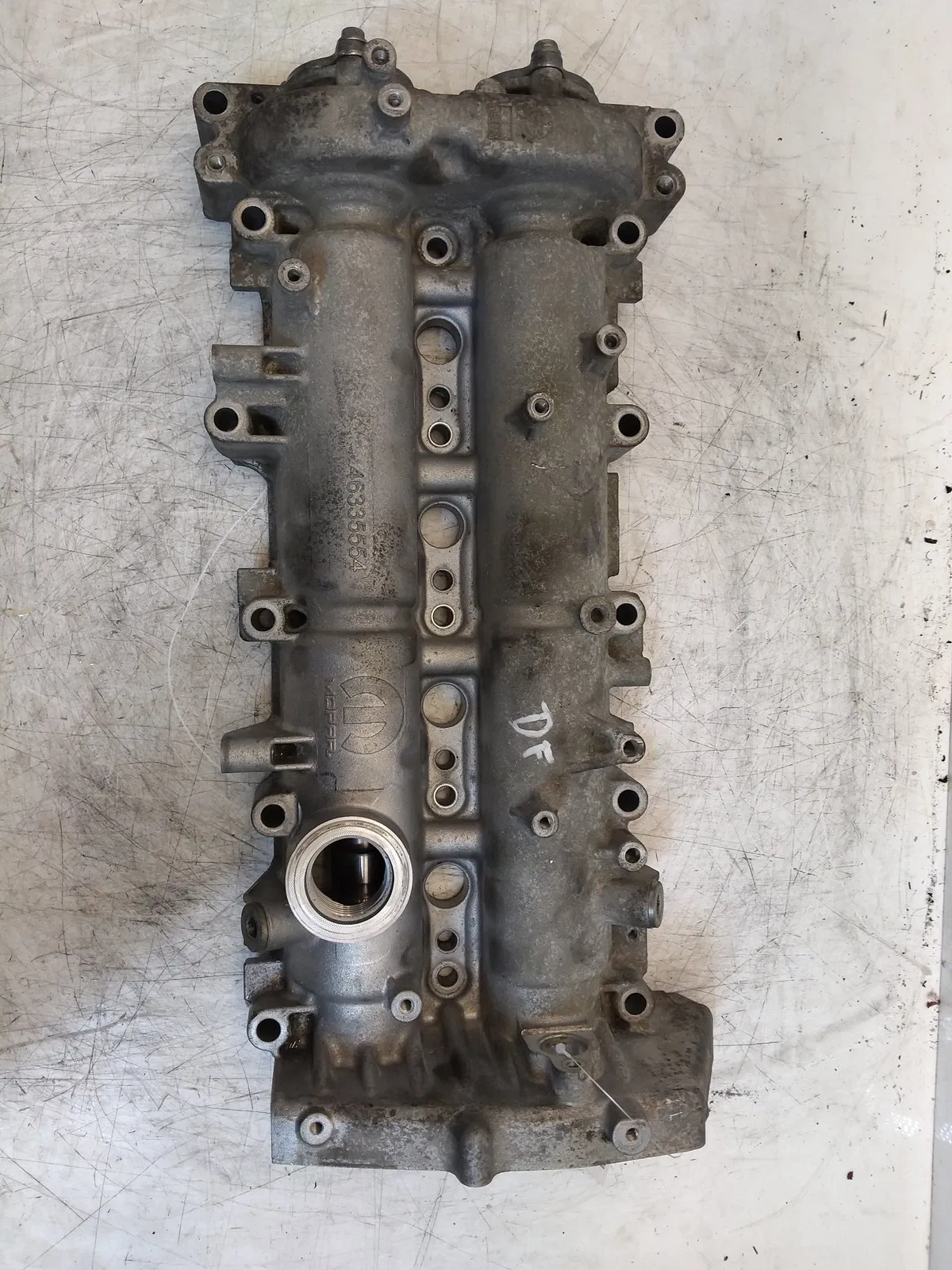 Jeep Wrangler (JK) Engine parts Valve cover with camshafts — JEEP WRANGLER III ...
