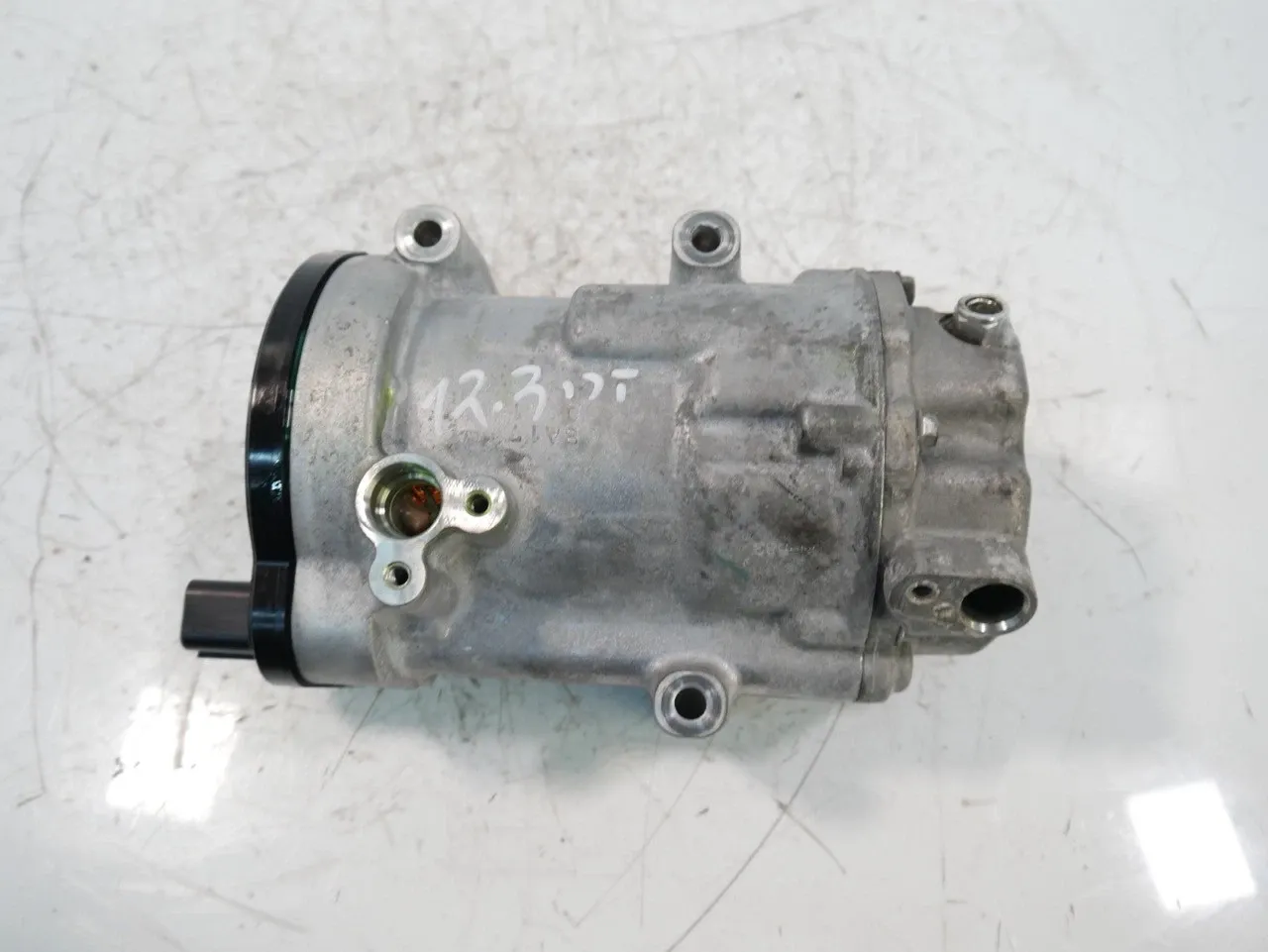 Toyota RAV4 (XA50) Air conditioning system Air conditioning compressor — TOYOTA RAV-4 (201...