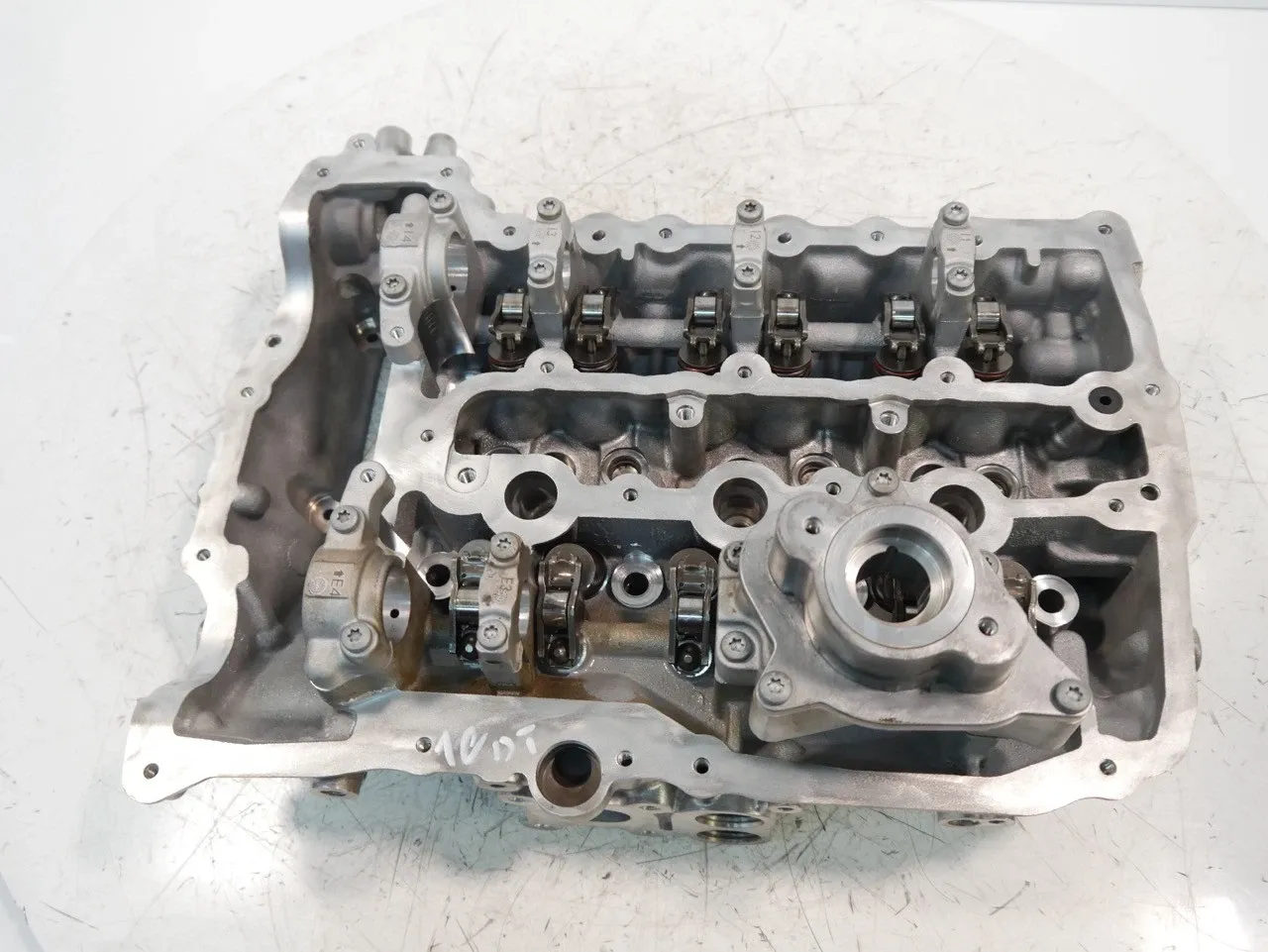 Land Rover Range Rover (L460) Engine parts Cylinder head — LAND ROVER RANGE ROVER IV (L405...
