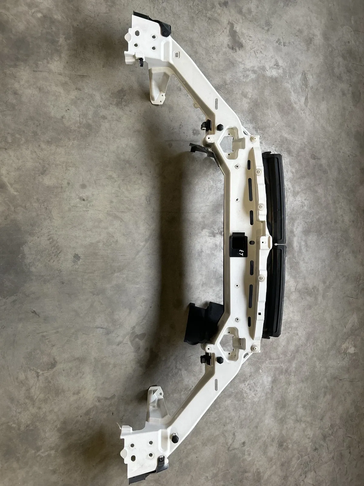 Jaguar XJ Cooling system Radiator support — JAGUAR XJ (X351) (2009-2019)...