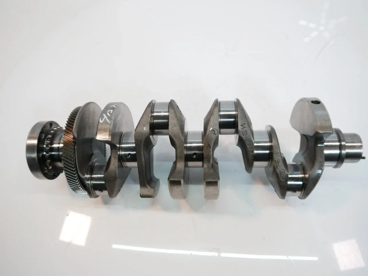 Land Rover Range Rover Evoque Engine parts Crankshaft — LAND ROVER EVOQUE II (L551) (2018-...