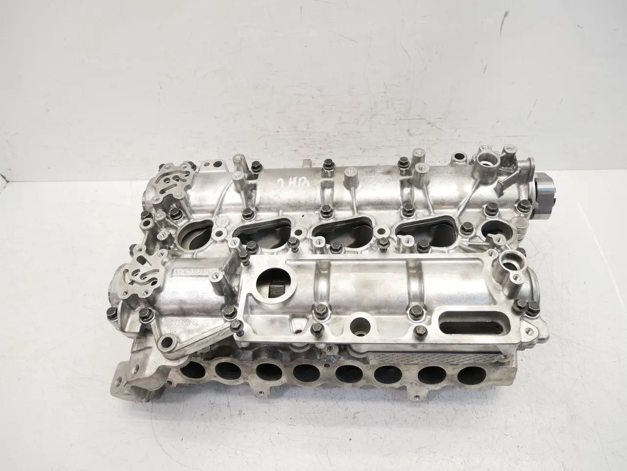 Volvo V40 Engine parts Cylinder head — VOLVO V40 (2012-2019) — 3140112...