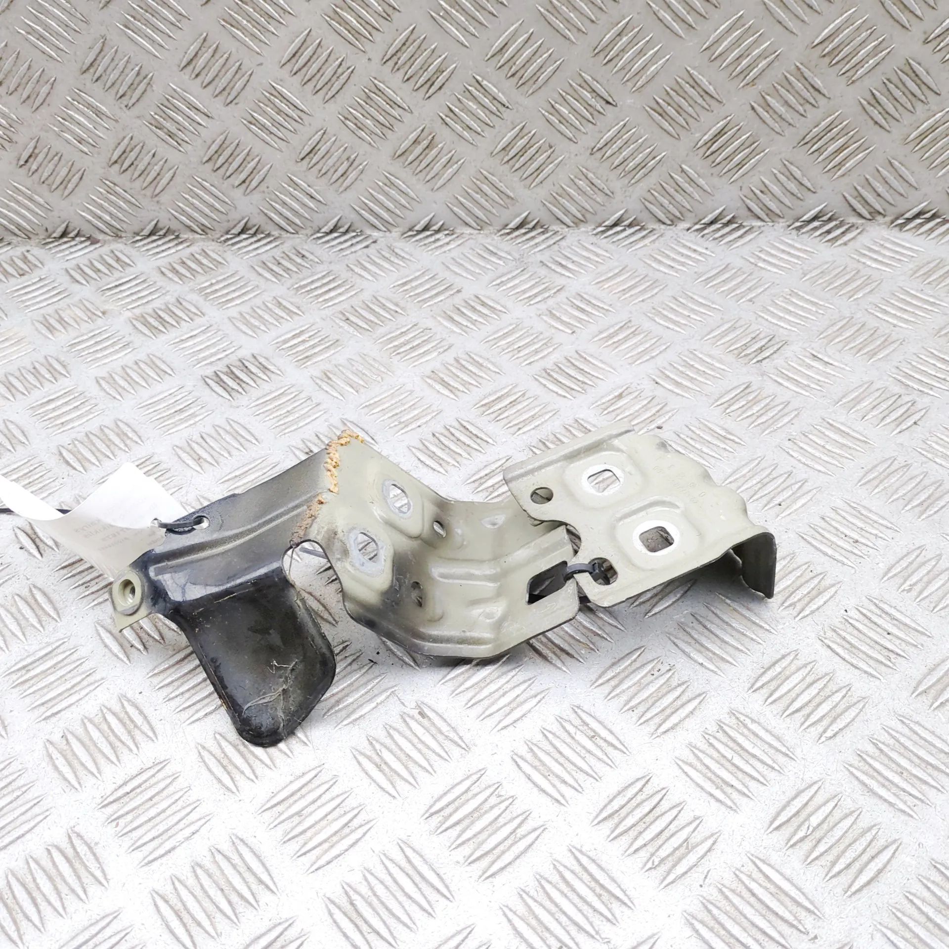 Mercedes-Benz CLA (C118) Fender bracket — front left Fender bracket — front left — MERCEDES-BENZ CLA...