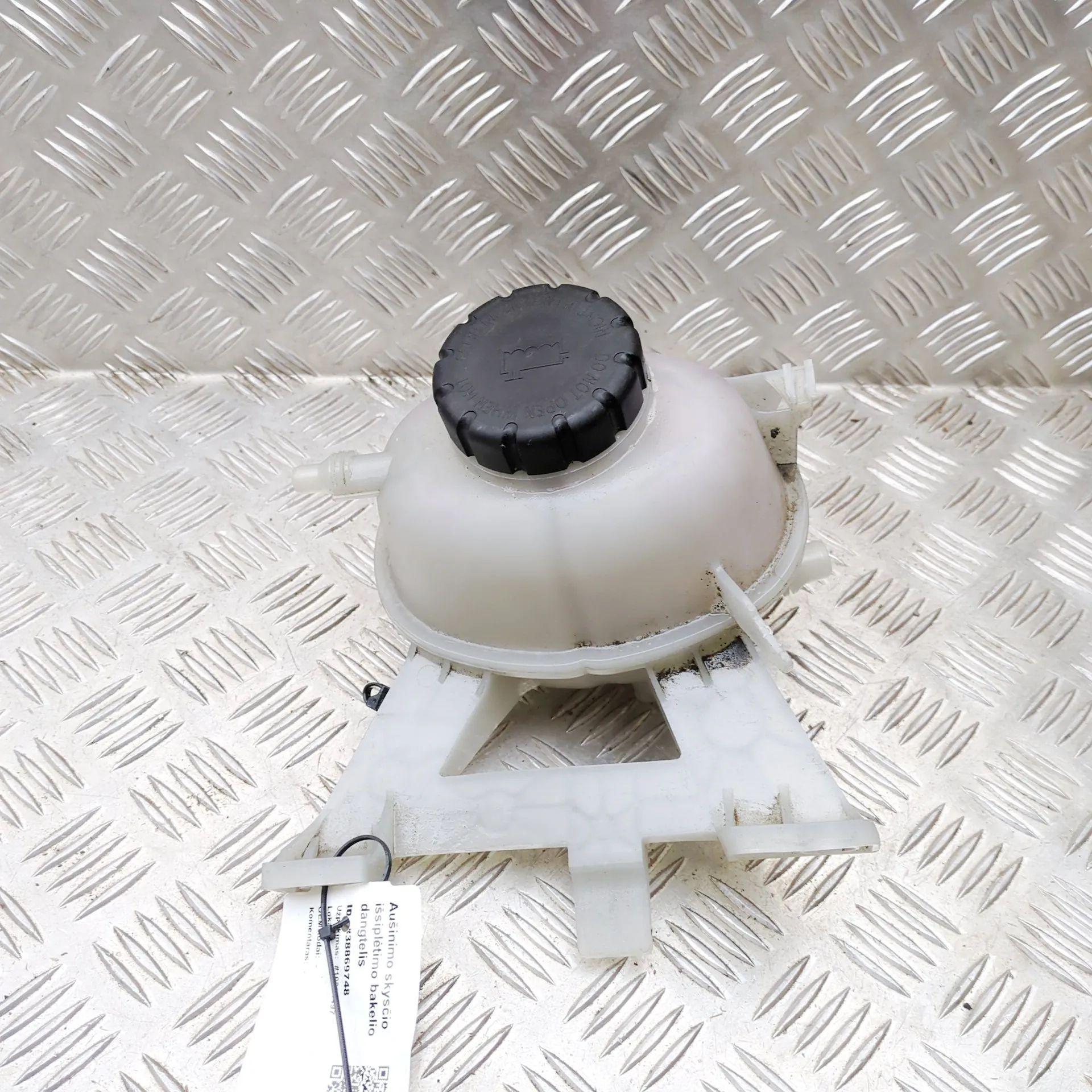 Mercedes-Benz CLA (C118) Coolant Expansion Tank Coolant Expansion Tank — MERCEDES-BENZ CLA COUP...
