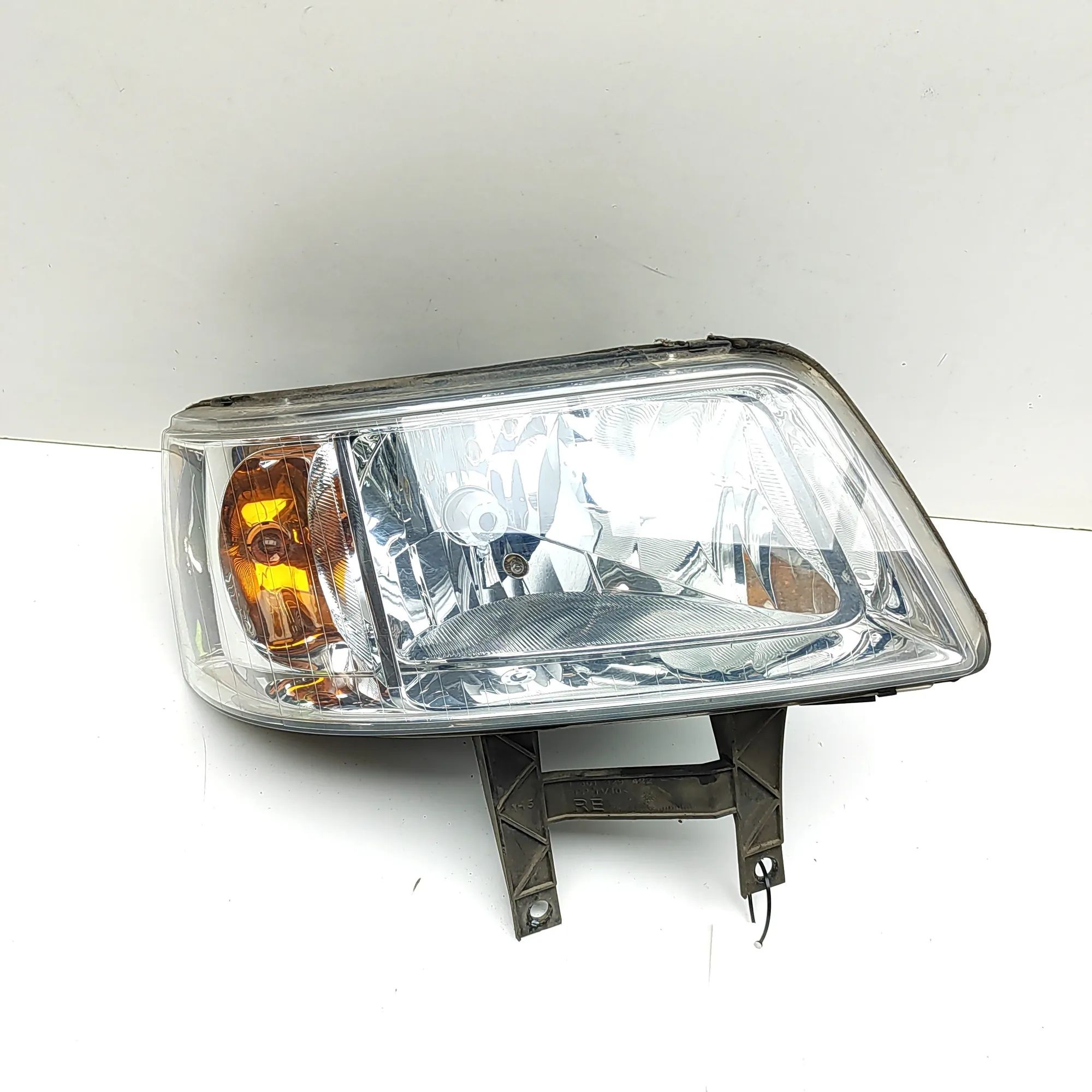 Volkswagen Transporter (T5, Caravelle, Multivan) Front Right Headlight Front Right Headlight — VW TRANSPORTER / MULTIV...