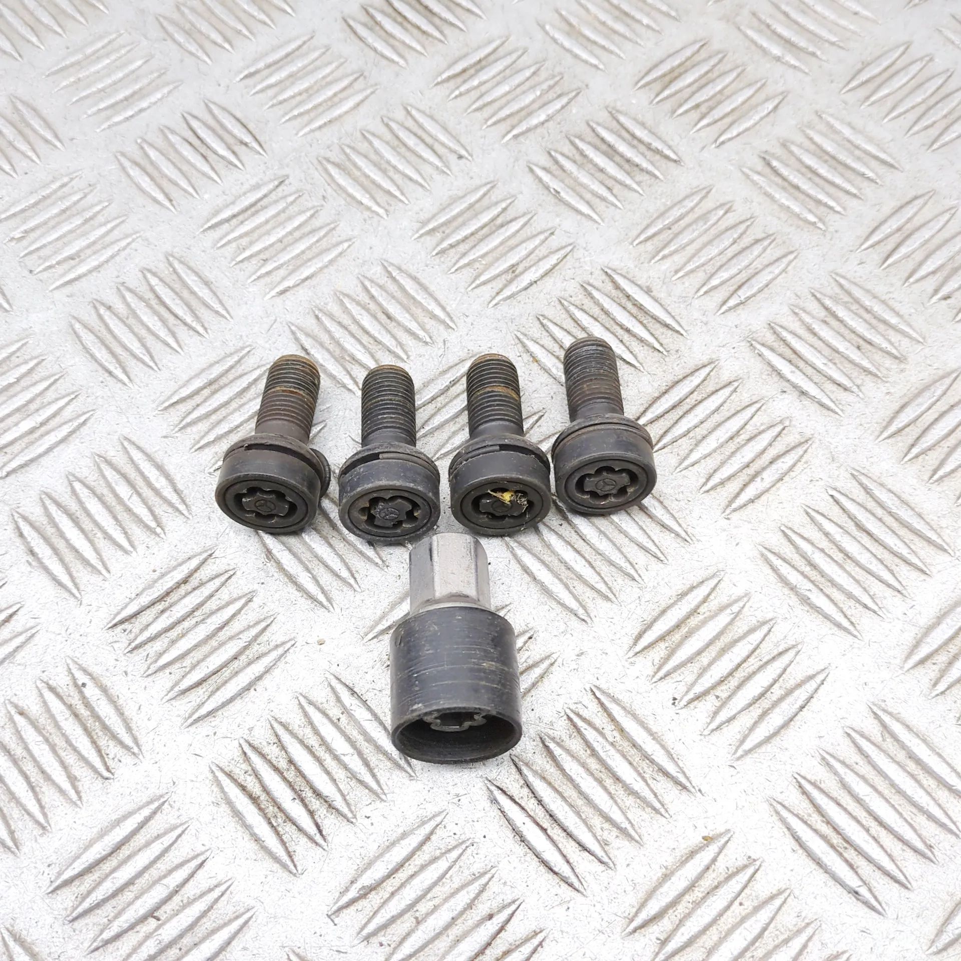Mercedes-Benz CLA (C118) Locking wheel bolt set Locking wheel bolt set — MERCEDES-BENZ CLA COUP...