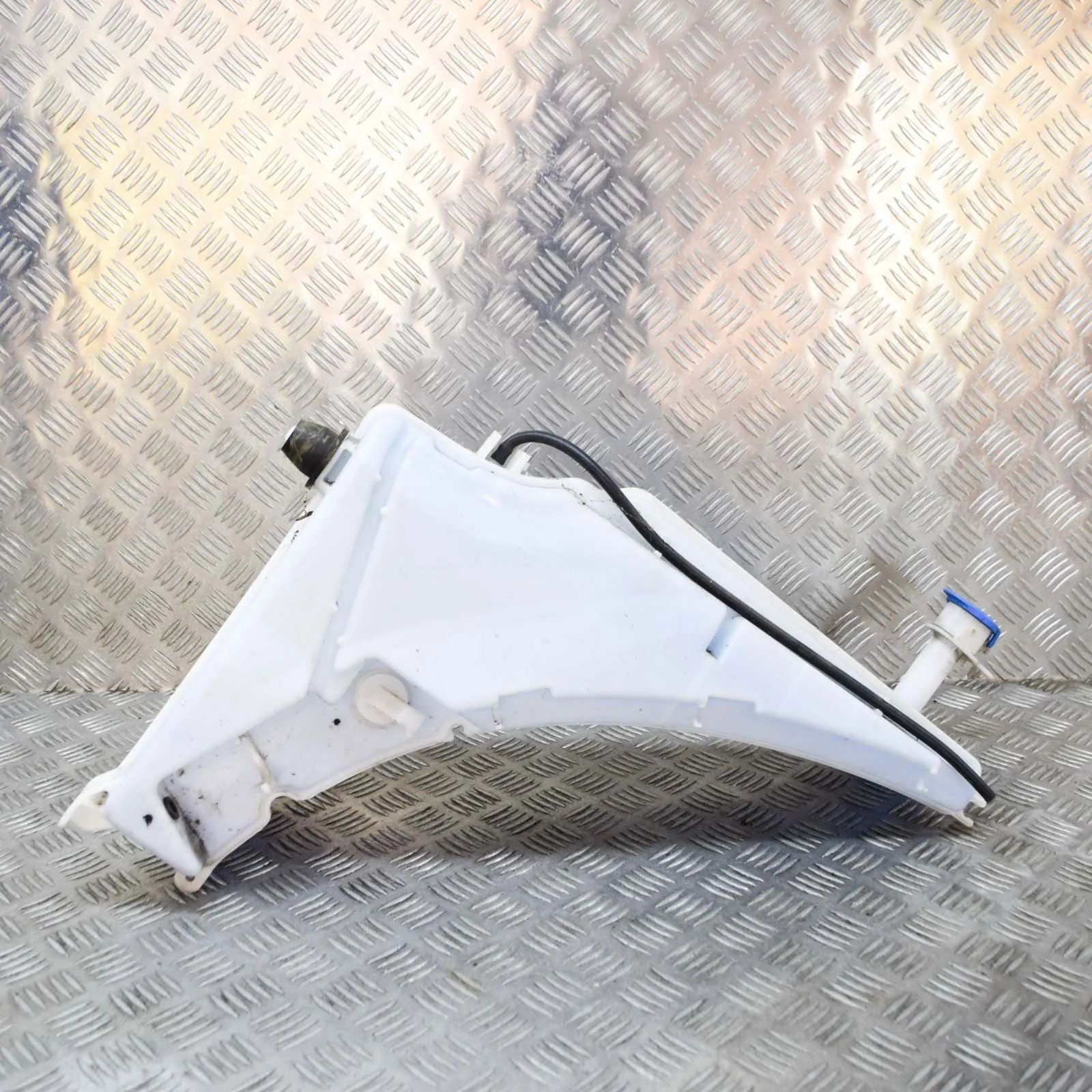 Land Rover Range Rover Sport (L494) Window Washer Tank Window Washer Tank — LAND ROVER RANGE ROVER SPO...