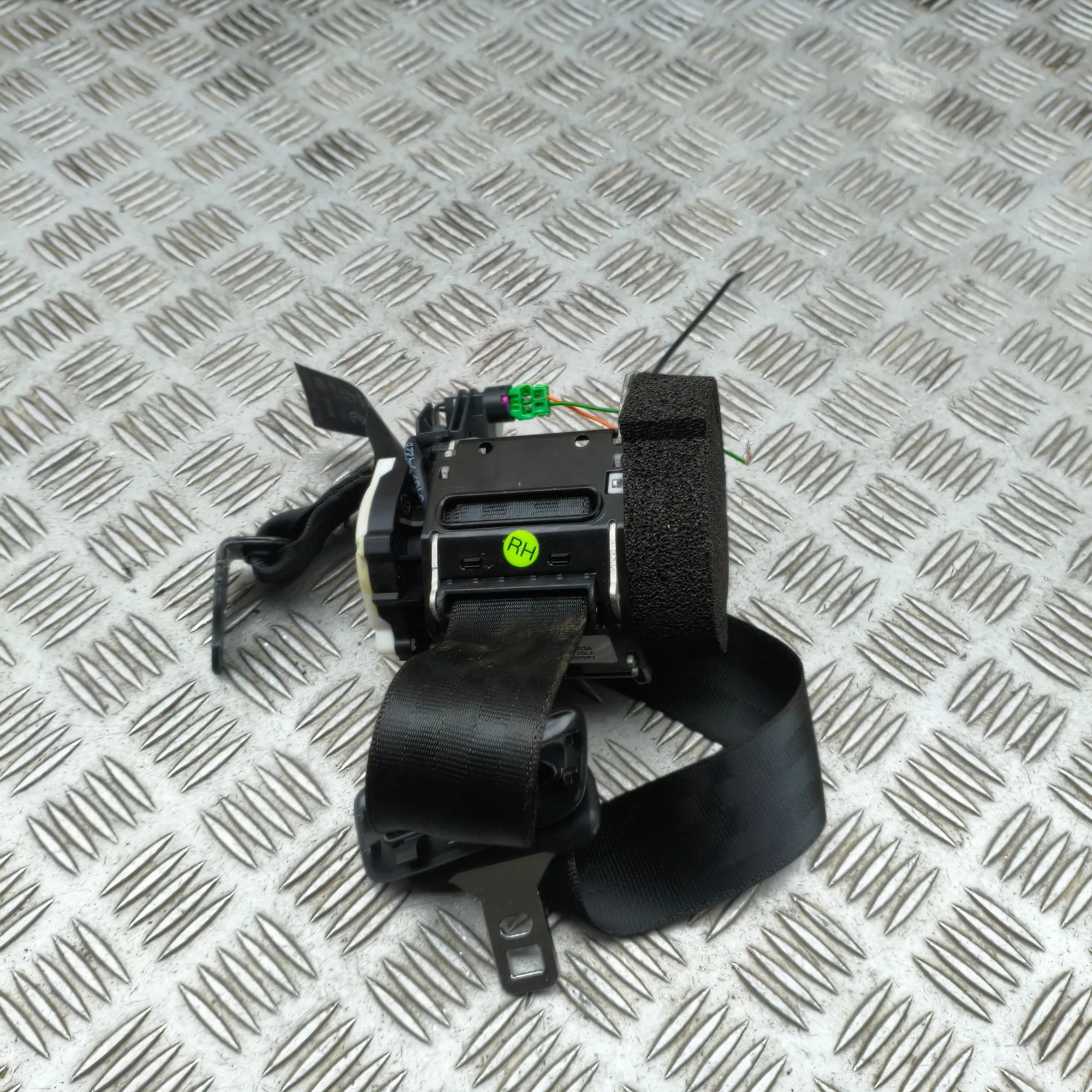 Volvo S60 Rear Right Seatbelt Rear Right Seatbelt — VOLVO S60 II / V60 I (201...