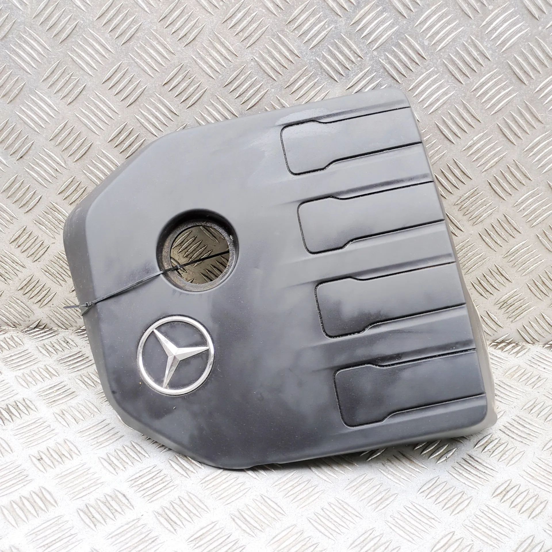 Mercedes-Benz CLA (C118) Крышка двигателя (пластик) Engine cover — MERCEDES-BENZ CLA COUPE (C118) (...