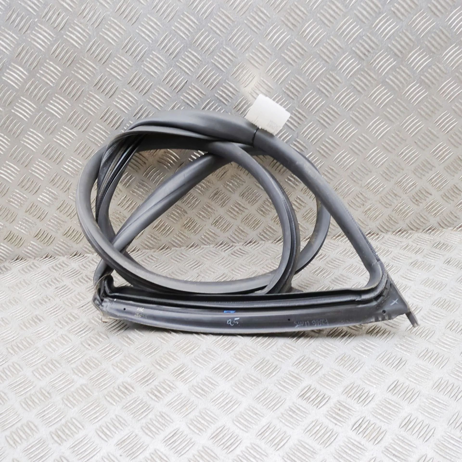 Maserati Ghibli Door rubber seal — front right Door rubber seal — front right — MASERATI GHIBL...