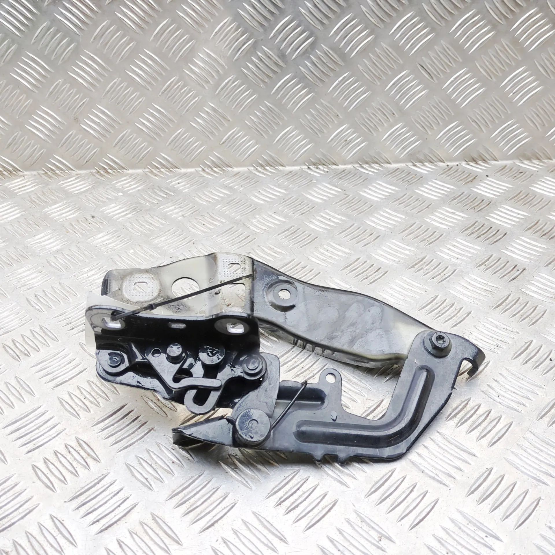 Mercedes-Benz CLA (C118) Bonnet hinge — front right Bonnet hinge — front right — MERCEDES-BENZ CLA ...