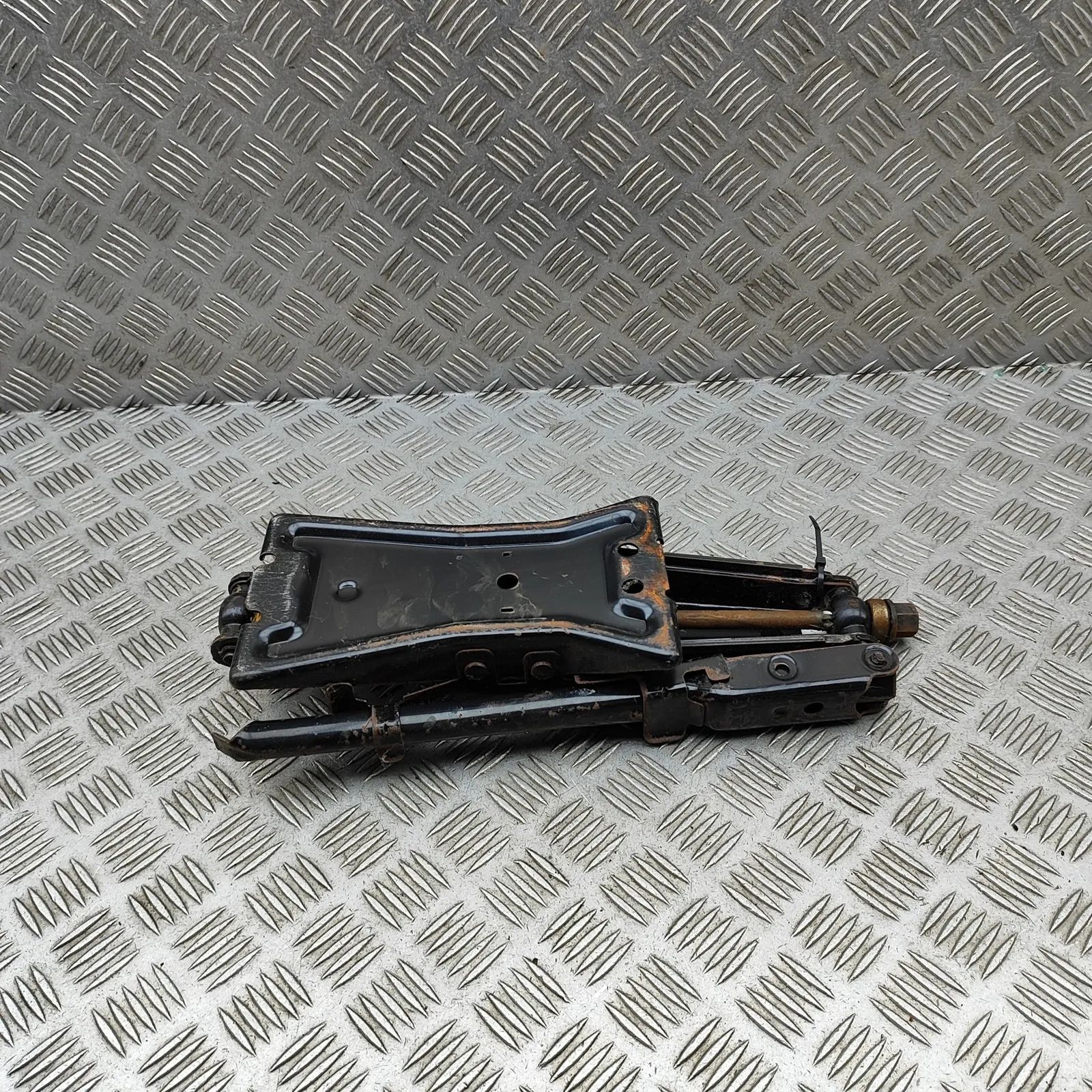 Chevrolet Camaro Lift Jack Lift Jack — CHEVROLET CAMARO (1992-2002) — 1022...