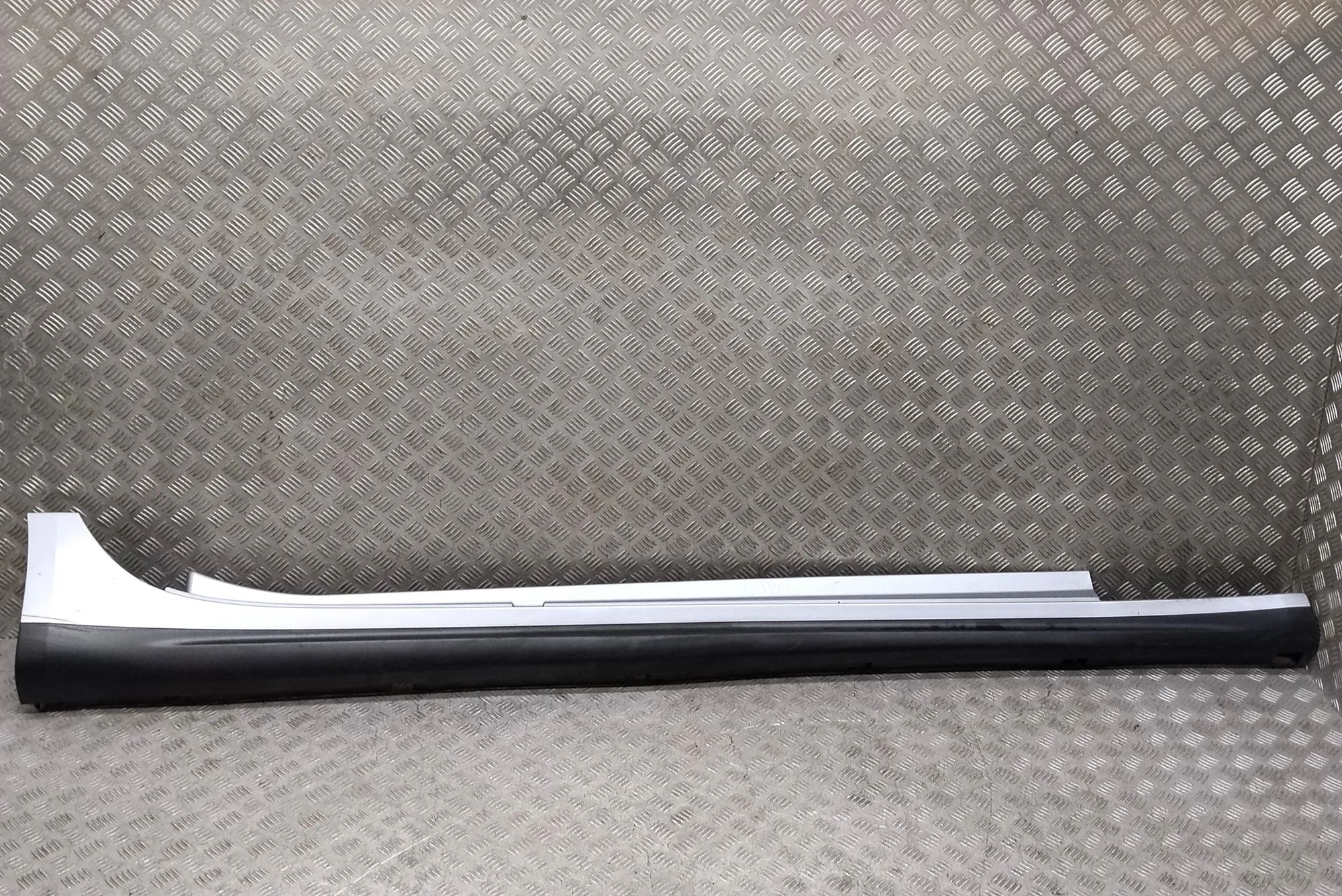 Maserati Ghibli Right Side Plastic Sideskirt Cover Right Side Plastic Sideskirt Cover — MASERATI G...
