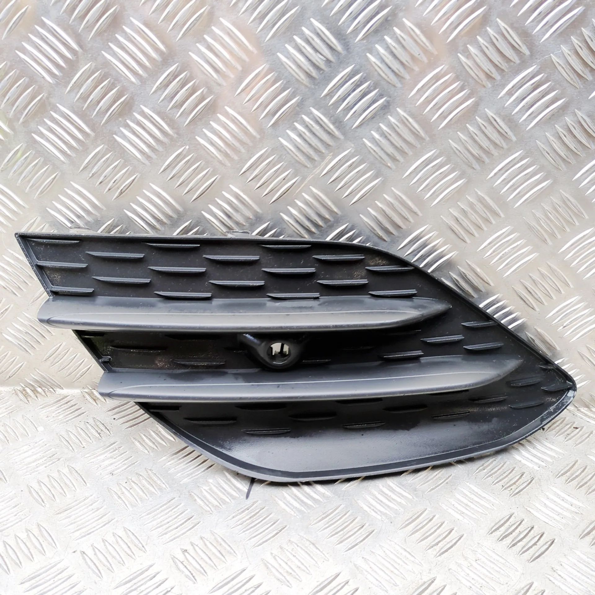 Mercedes-Benz CLA (C118) Grille — front — left Grille — front — left — MERCEDES-BENZ CLA COUPE...