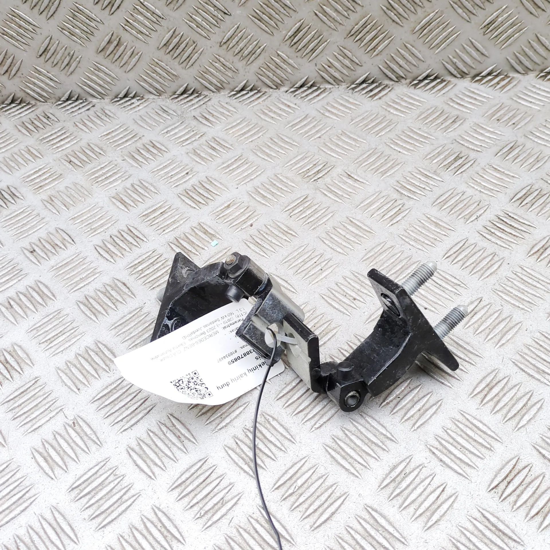 Mercedes-Benz CLA (C118) Door hinge — front left Door hinge — front left — MERCEDES-BENZ CLA COU...