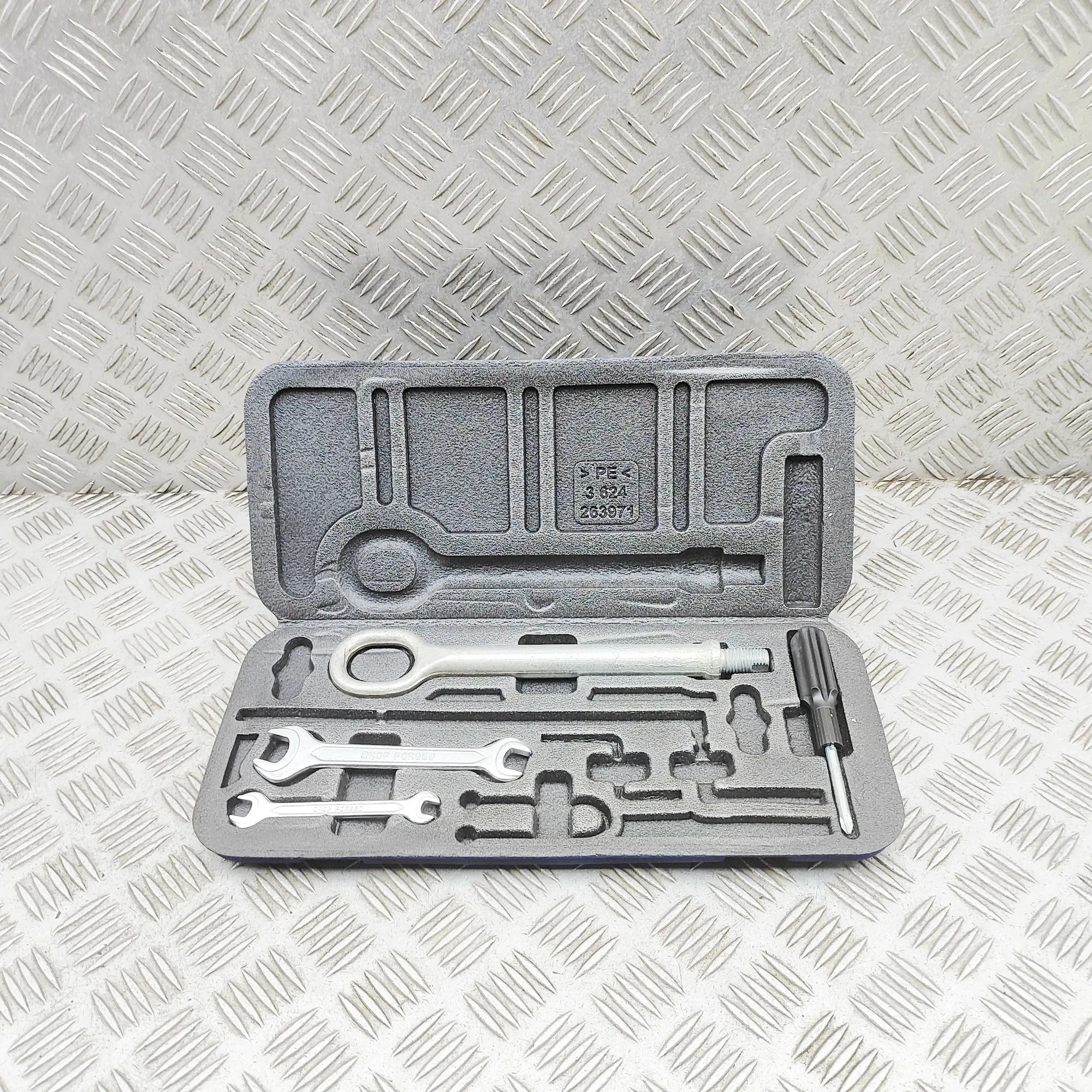 Maserati GranTurismo / GranCabrio Tool Kit Tool Kit — MASERATI GRAN (TURISMO) (2007-...) —...