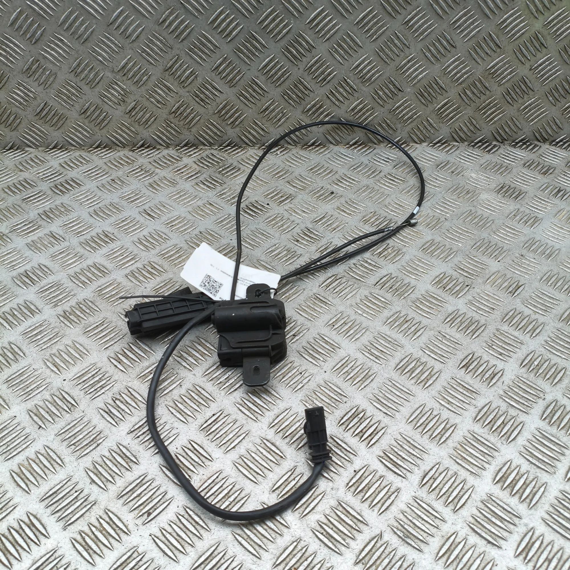 Volvo S60 Bonnet lock — right Bonnet lock — right — VOLVO S60 II / V60 I (201...