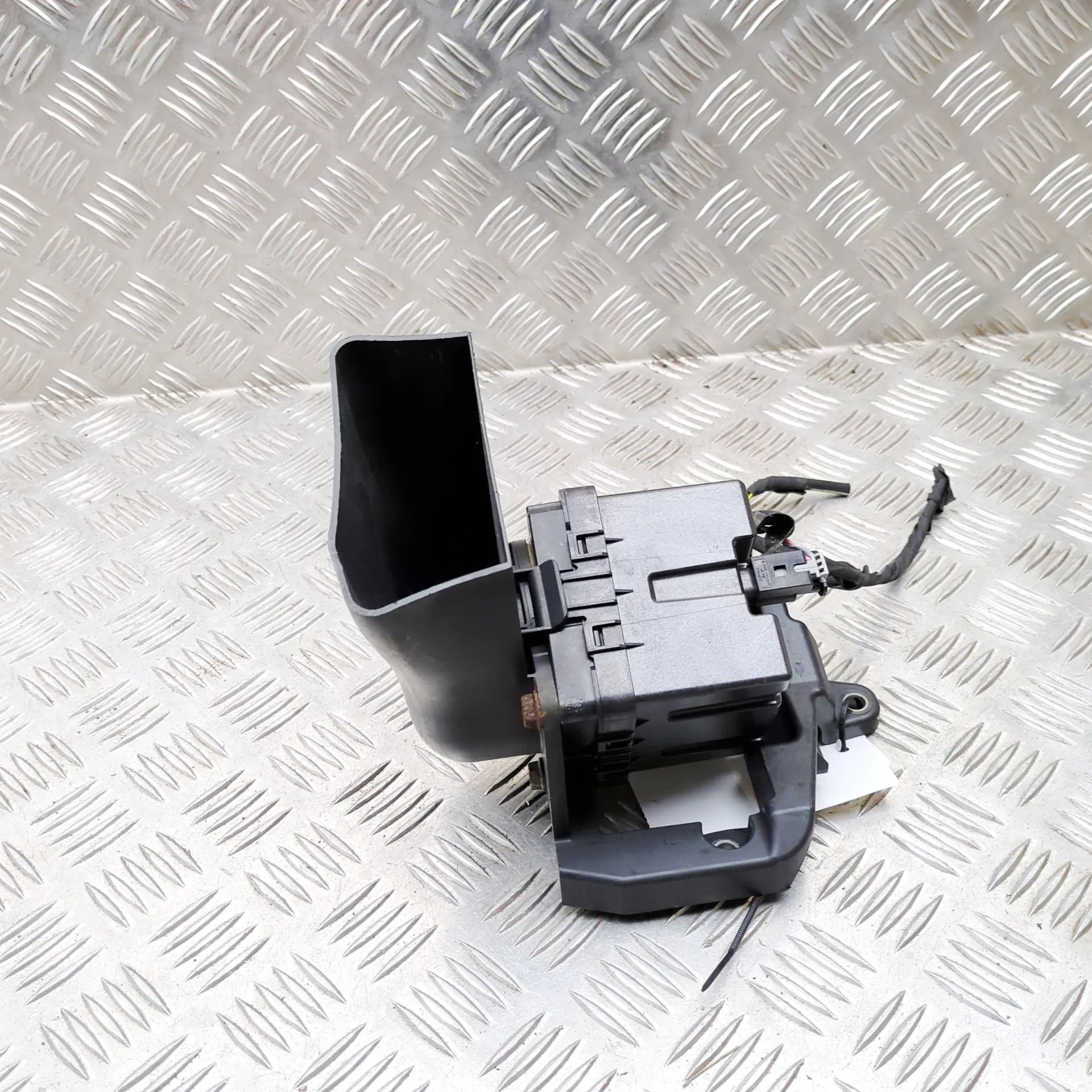 Mercedes-Benz CLA (C118) Engine Sound Control Unit Engine Sound Control Unit — MERCEDES BENZ CLA (...