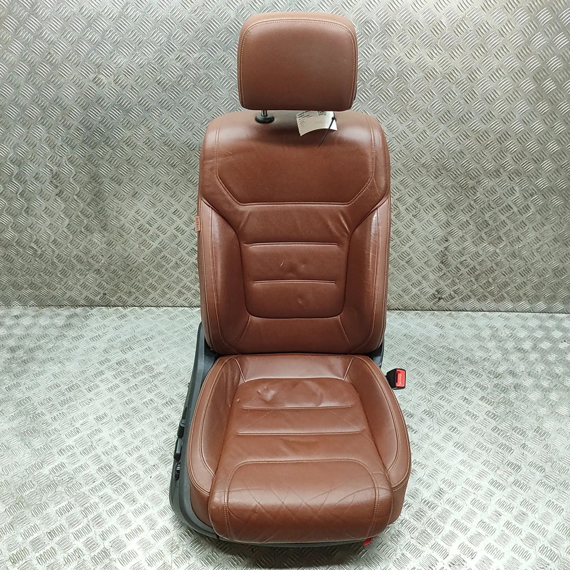 Volkswagen Touareg Front Right Seat Front right seat — VW TOUAREG (7P5) (2009-2018)...