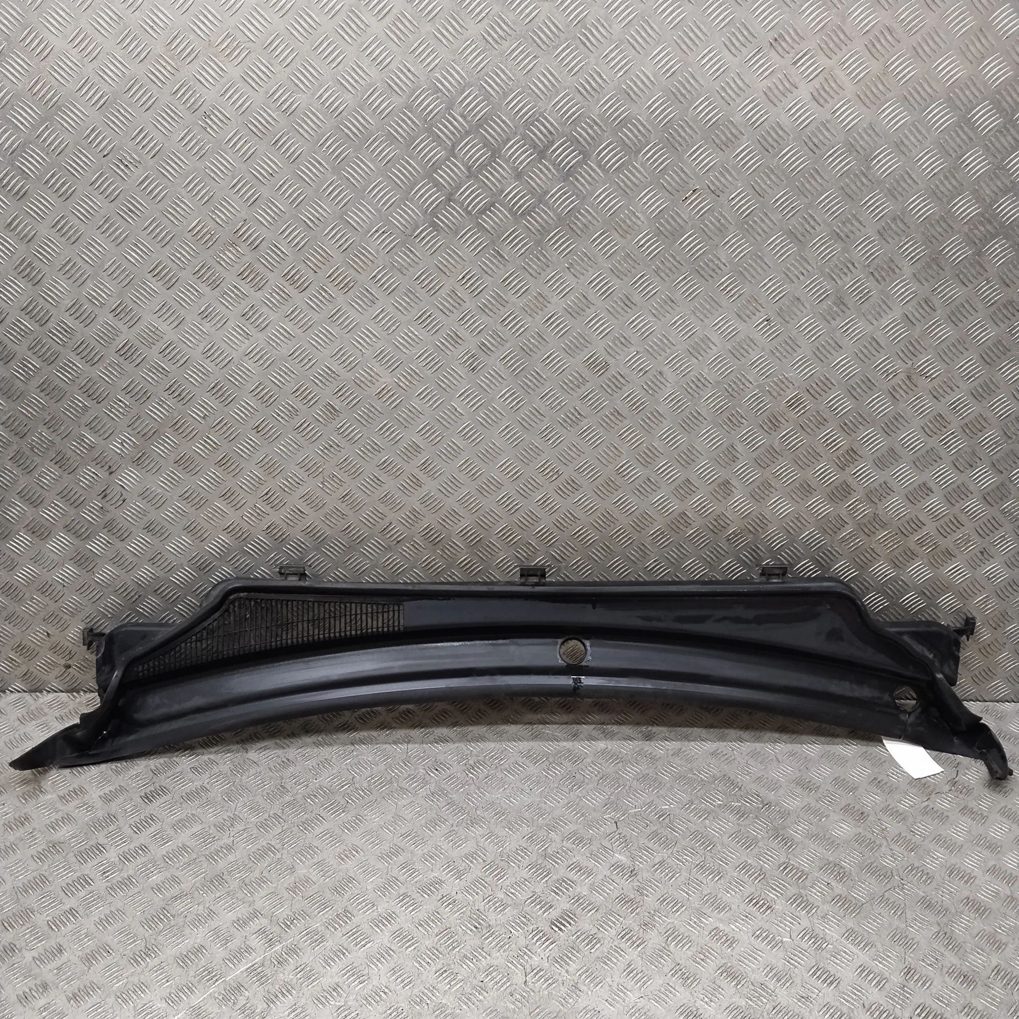 Jeep Grand Cherokee (WK) Front Wiper Cowl Trim Front Wiper Cowl Trim — JEEP GRAND CHEROKEE (IV...