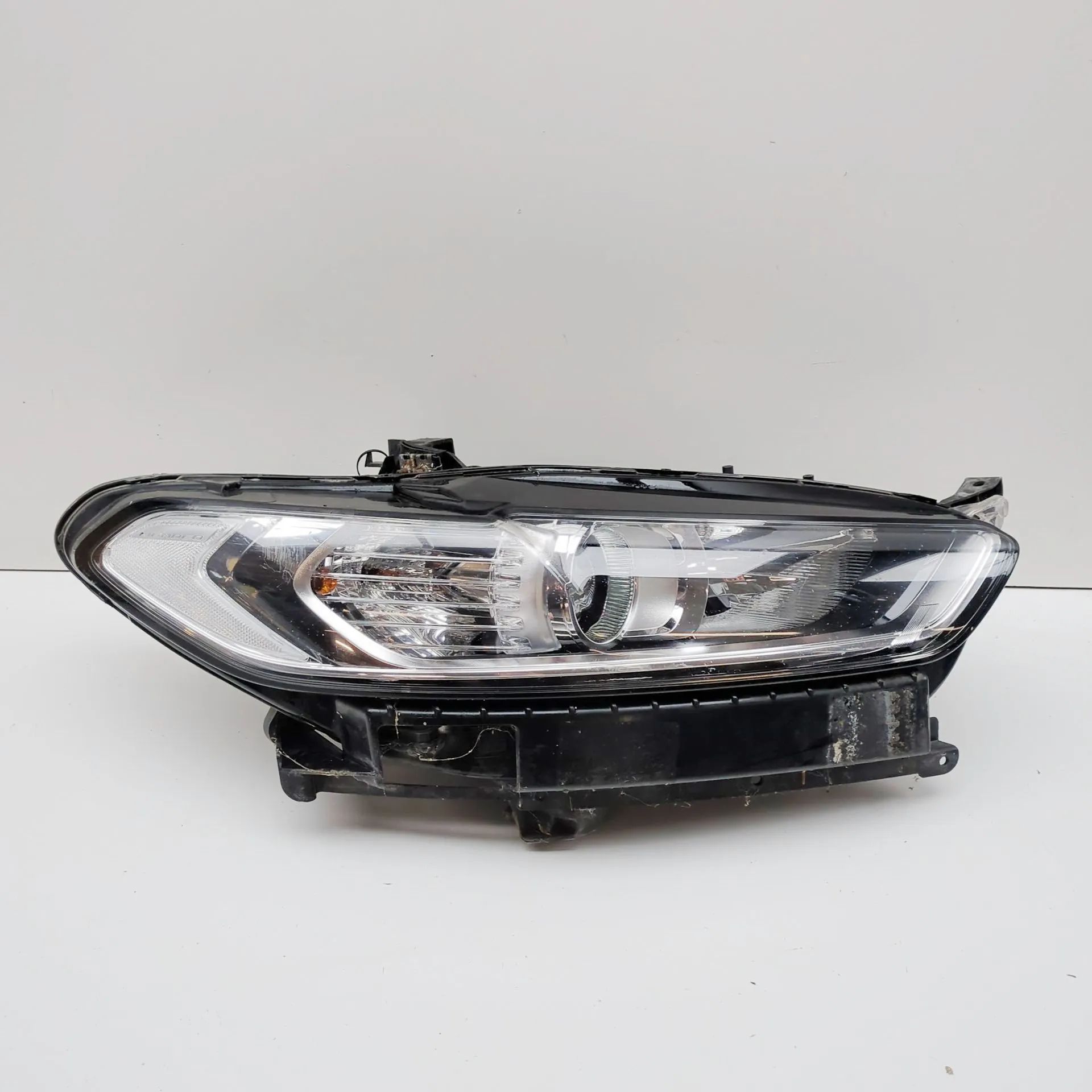 Ford Mondeo Front Right Headlight Front Right Headlight — FORD MONDEO (V Turnier)...