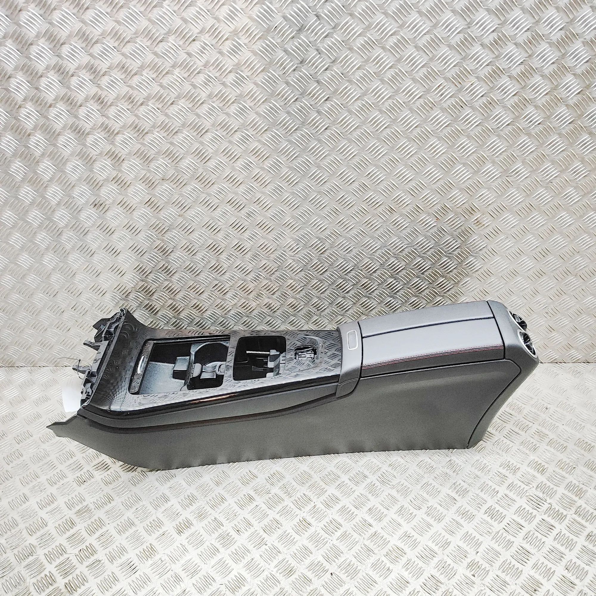 Mercedes-Benz CLA (C118) center console center Console — MERCEDES BENZ CLA (Coupe C118)...